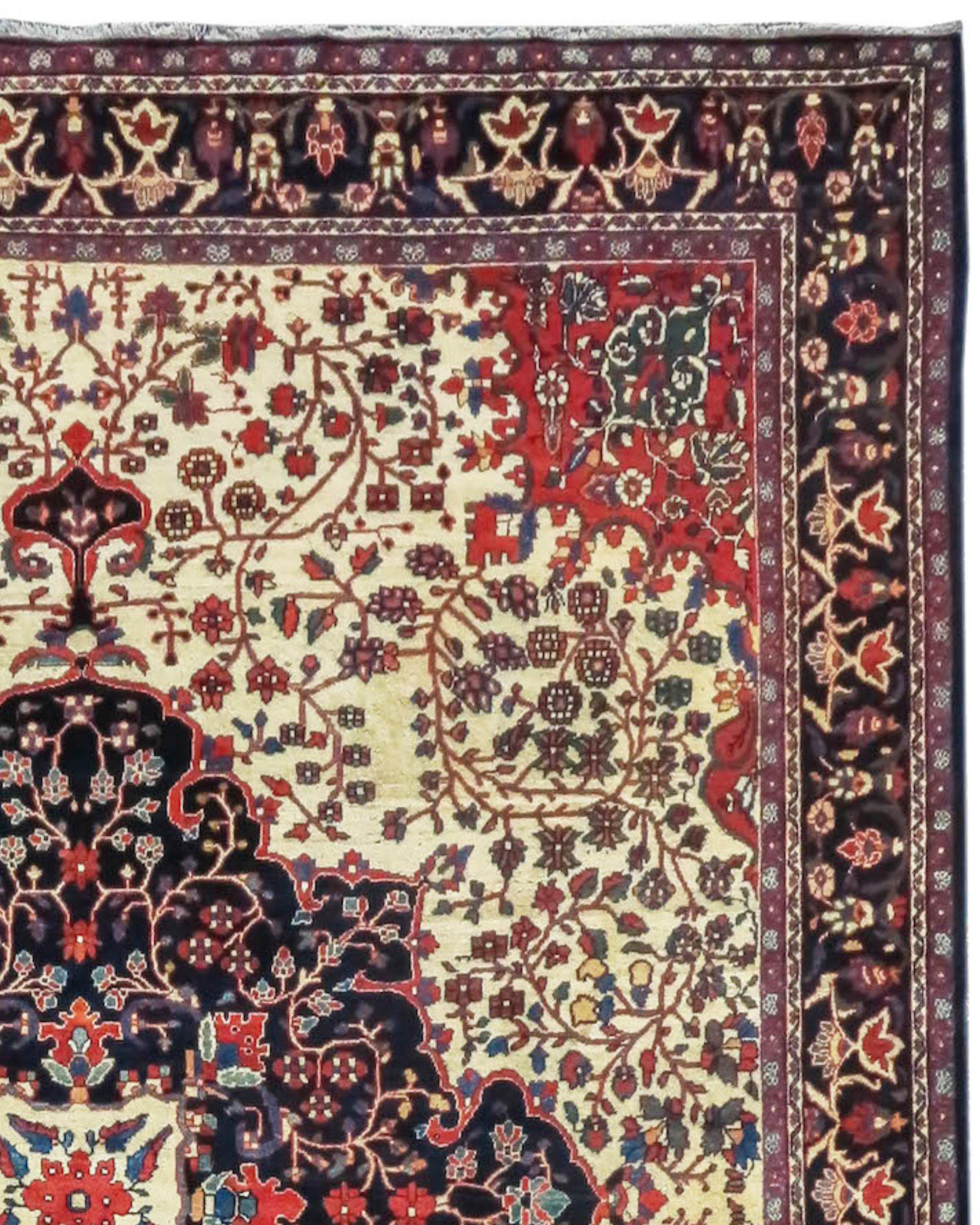 Fereghan Carpet, c. 1900 In Excellent Condition For Sale In San Francisco, CA