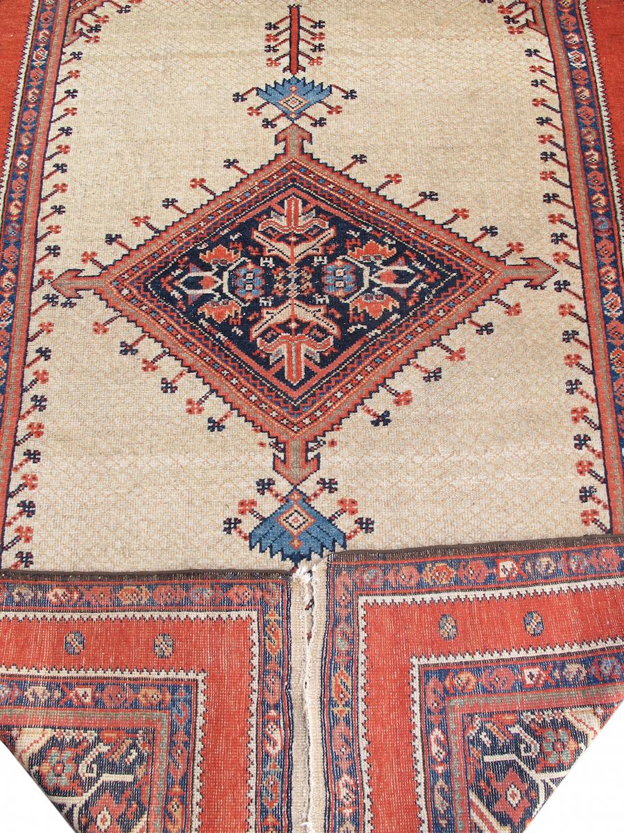 Tapis Fereghan, 19e siècle (4e trimestre)

Un médaillon classique en forme de diamant flotte au centre de ce tapis central persan Fereghan. Deux arbres à fleurs stylisés encadrent le médaillon en haut et en bas, tandis que des branches identiques