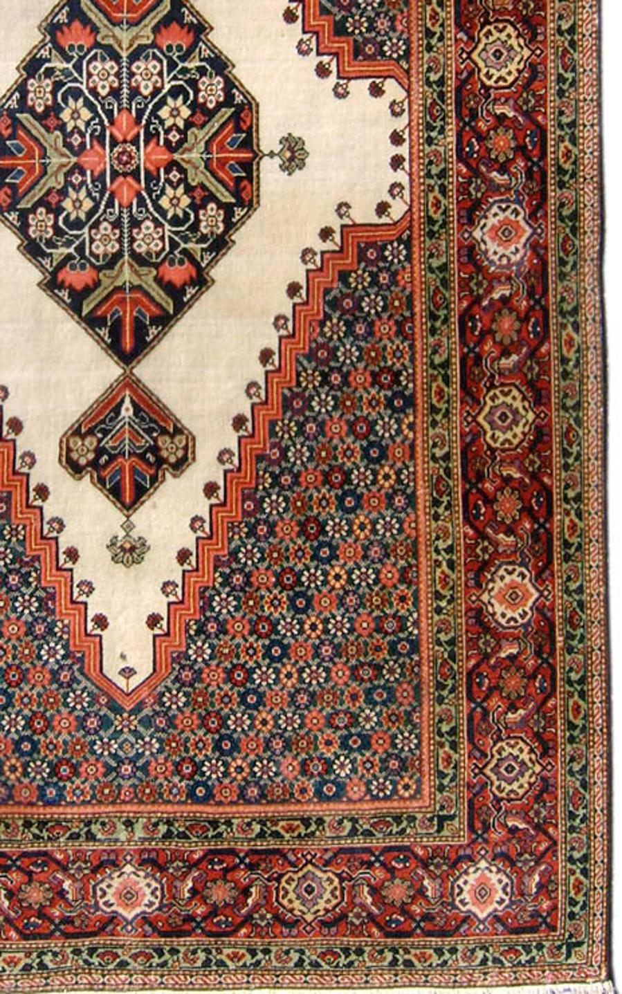 I tappeti antichi Fereghan sono rinomati per la loro combinazione di disegno nitido e lana morbida e lucente. Il design raro e meraviglioso di questo elegante pezzo combina una ripetizione dettagliata di fiori multicolori collegati tra loro negli