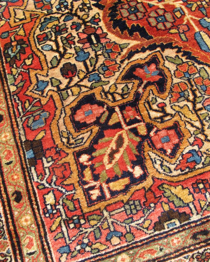 This Fereghan Sarouk blends drama with elegance in a manner which is classically Persian. An elongated central medallion is stretched across almost the full length of the field. Within it a smaller medallion is drawn composed of several shapes and