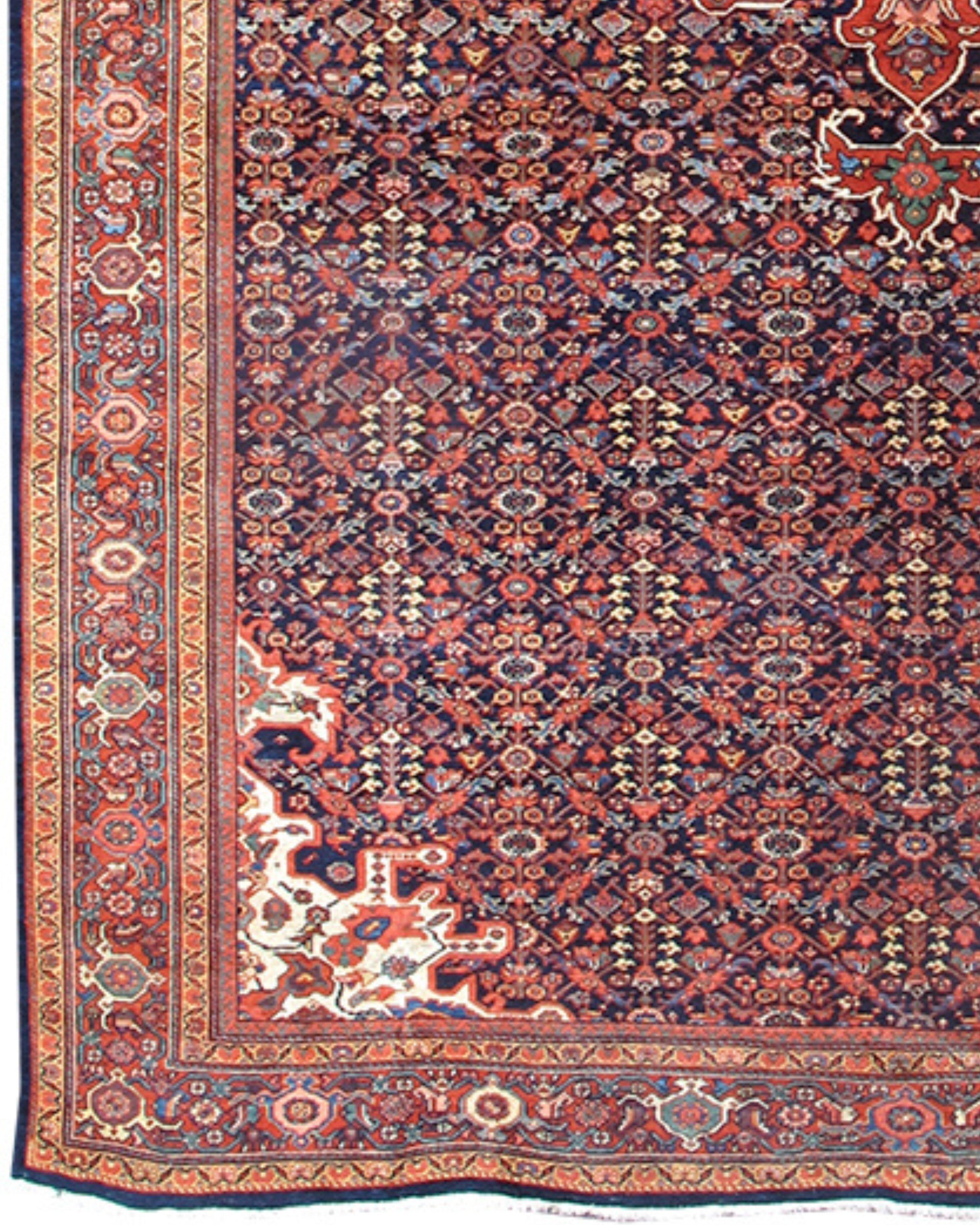Ancien tapis persan Fereghan Sarouk, fin du 19e siècle

Médaillon central en forme de pendentif sur un champ bleu nuit à motif de gul Hannae dans une bordure de palmettes et de vignes garance.

Informations supplémentaires :
Dimensions : 6'11