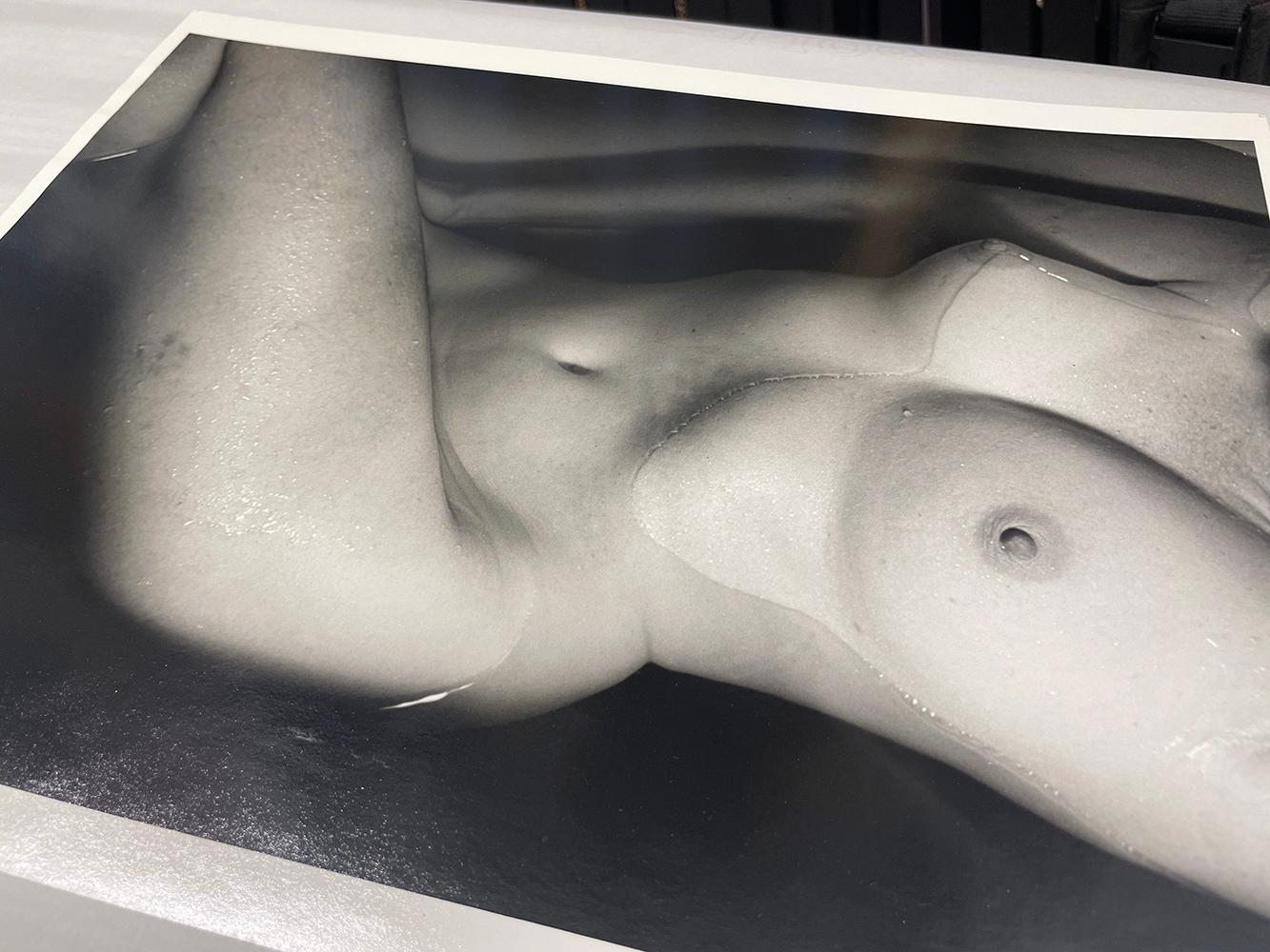 Akt in Wannen – Körper, Wasser, Frau (Schwarz), Black and White Photograph, von Ferenc Berko