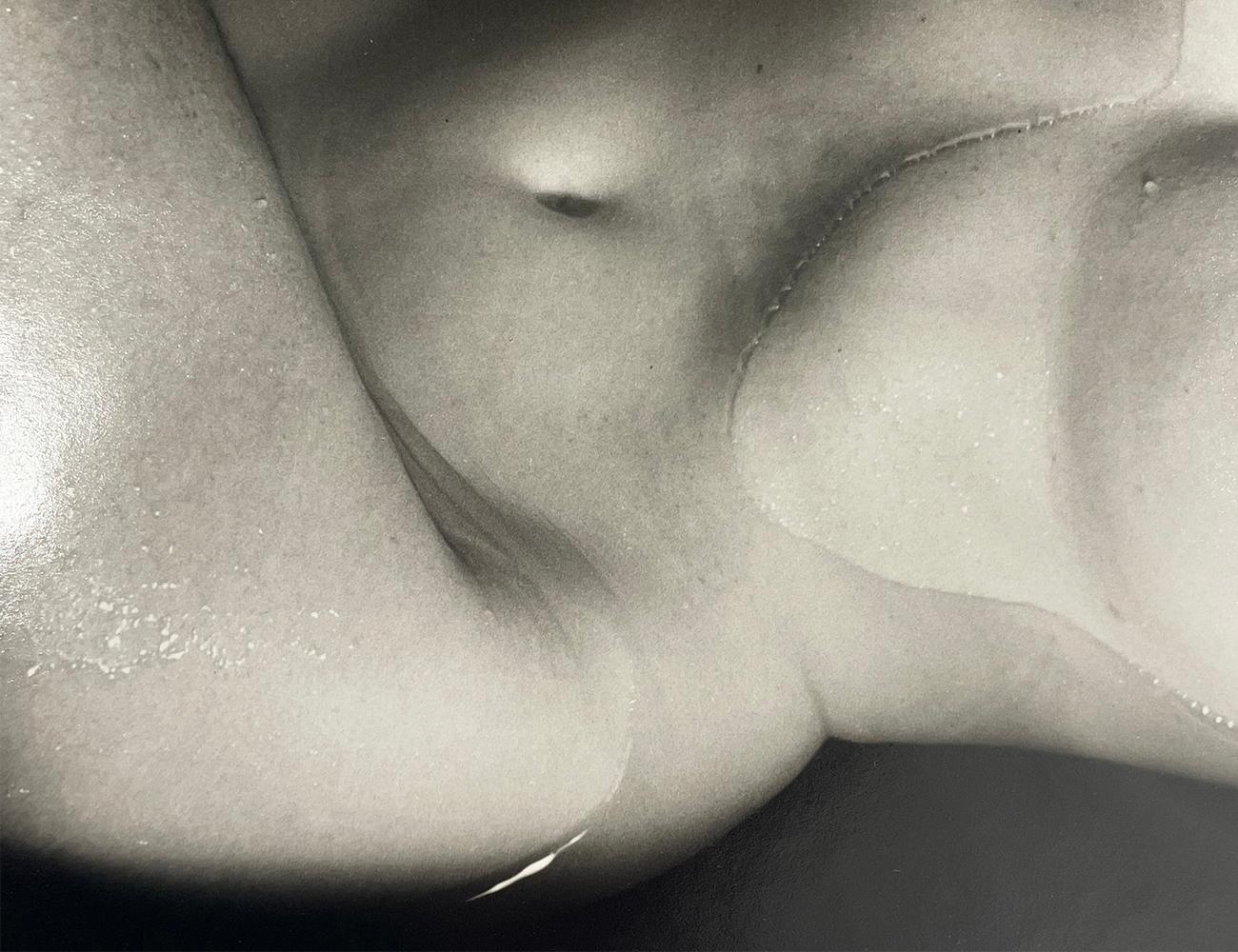 Ferenc Berko
Akt in der Badewanne, ca. 1940-1949
Gelatinesilberdruck, 13 1/4 x 9 1/2 Zoll.
Verso mit Bleistift signiert und diverse Vermerke in schwarzer Tinte auf dem Druck von Ferenc Berko
