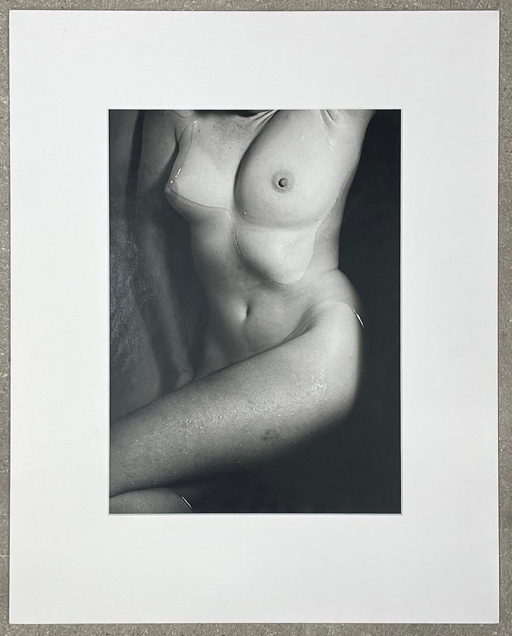 Akt in Wannen – Körper, Wasser, Frau – Photograph von Ferenc Berko