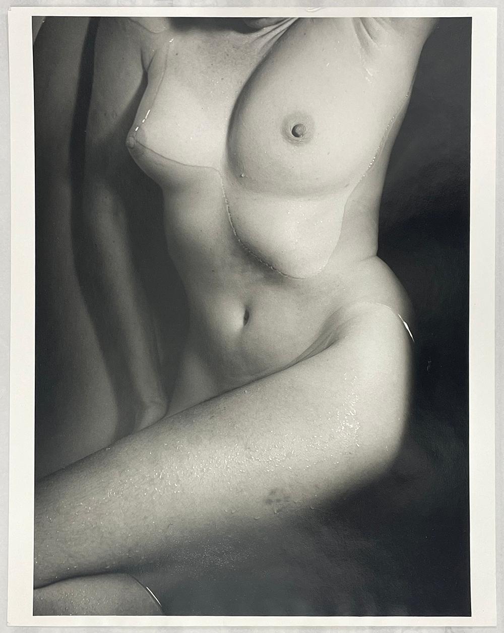 Akt in Wannen – Körper, Wasser, Frau (Moderne), Photograph, von Ferenc Berko