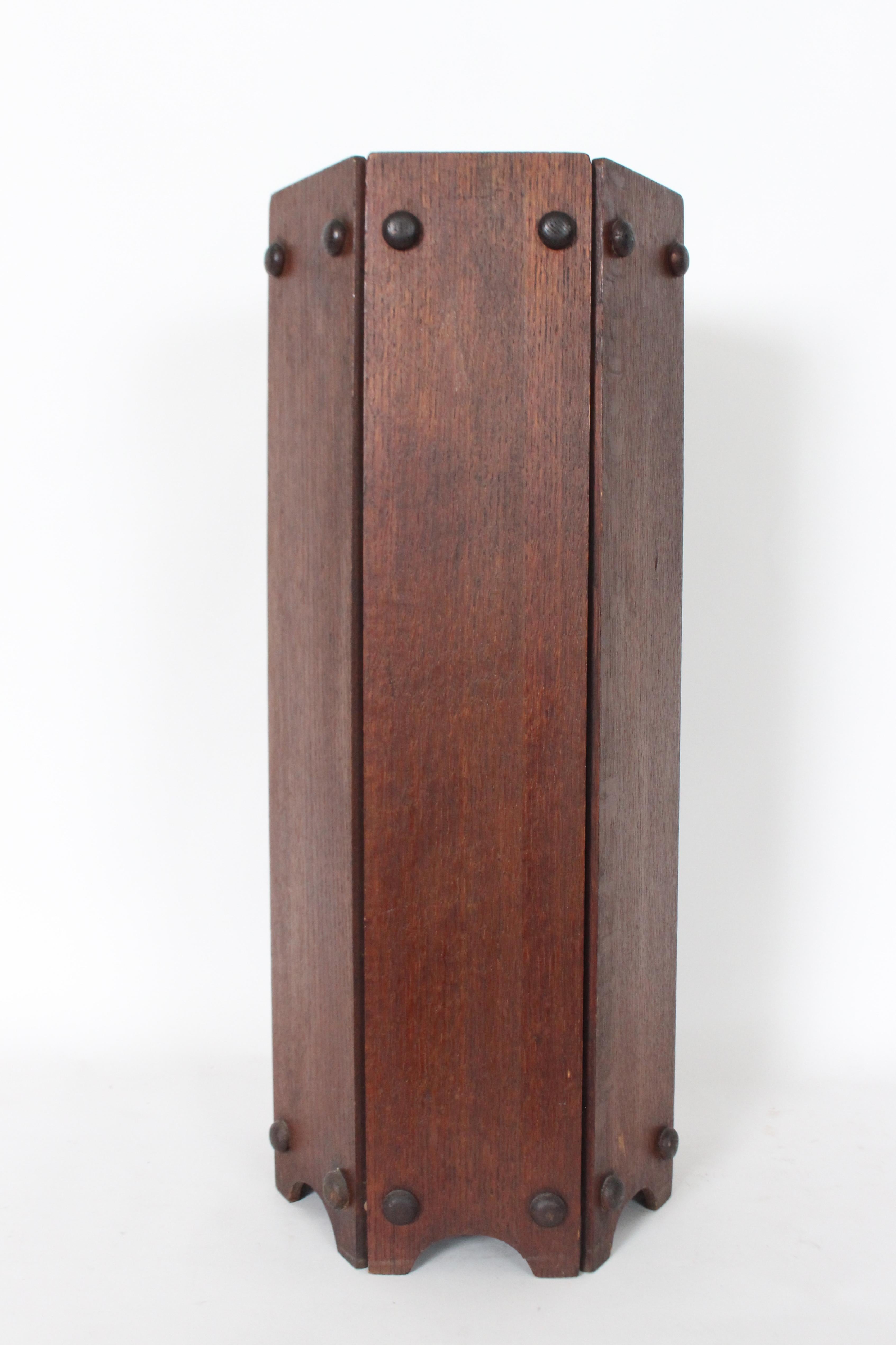 Ferguson Bros. Arts & Crafts Hexagonal Oak Umbrella Stand, Cane Stand, C. 1910 principios del siglo XX en venta