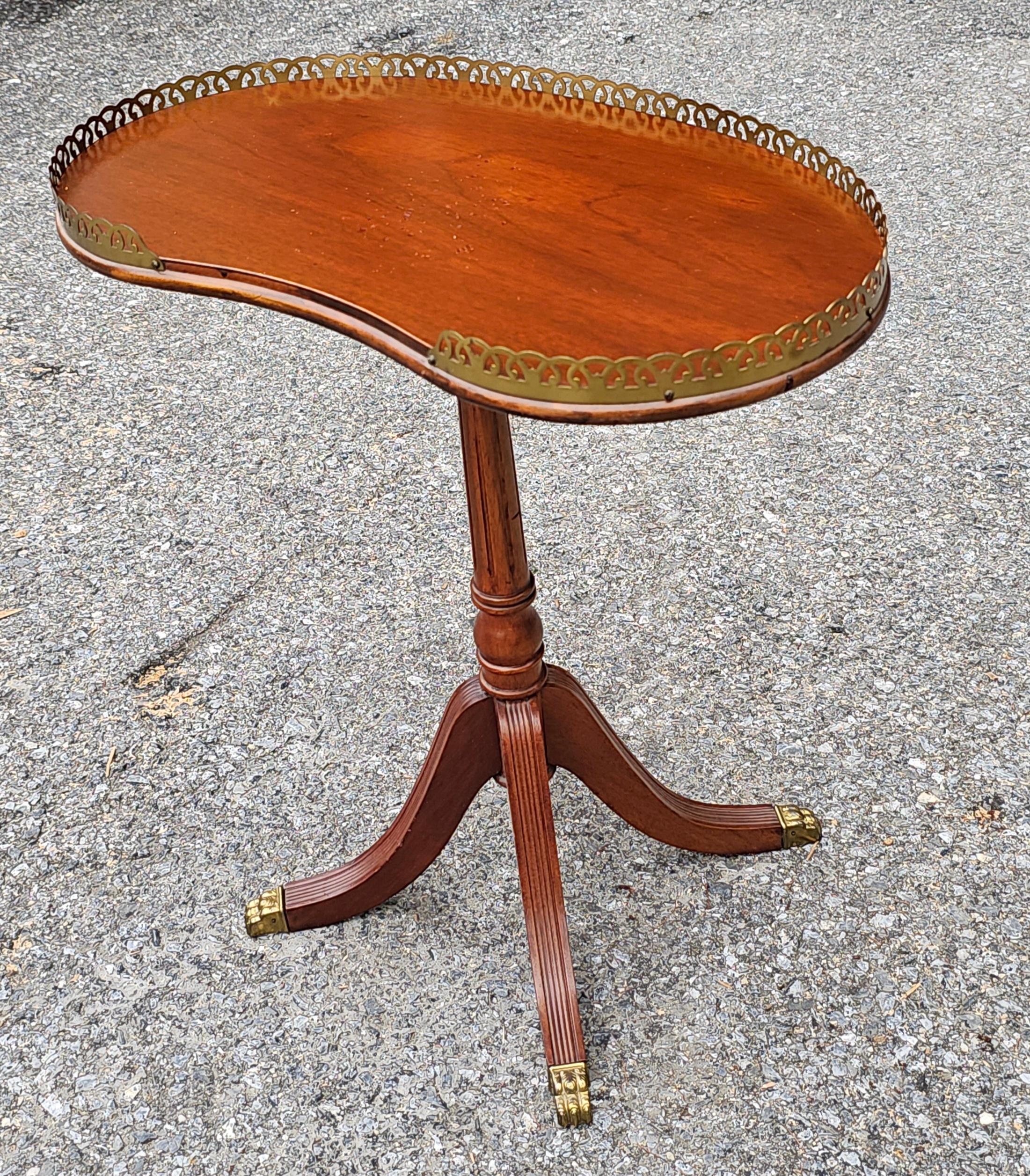 Ferguson Bros. Duncan Phyfe Style Mahogany Galleried Kidney Candle Stand In Good Condition For Sale In Germantown, MD