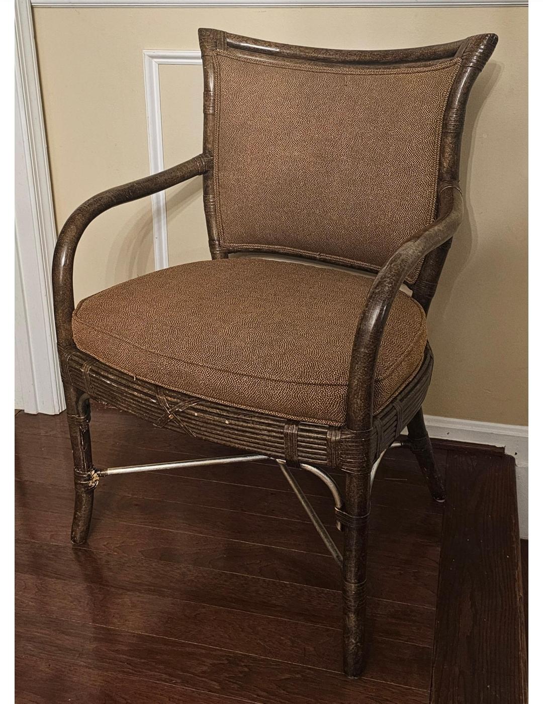 Fauteuil Brighton Ferguson Copeland, tapissé de feuilles de tortue et d'argent.
Structure en rotin courbé avec articulations en cuir, pieds et supports de dossier peints en brun et en métal argenté. 
Mesure 23,5