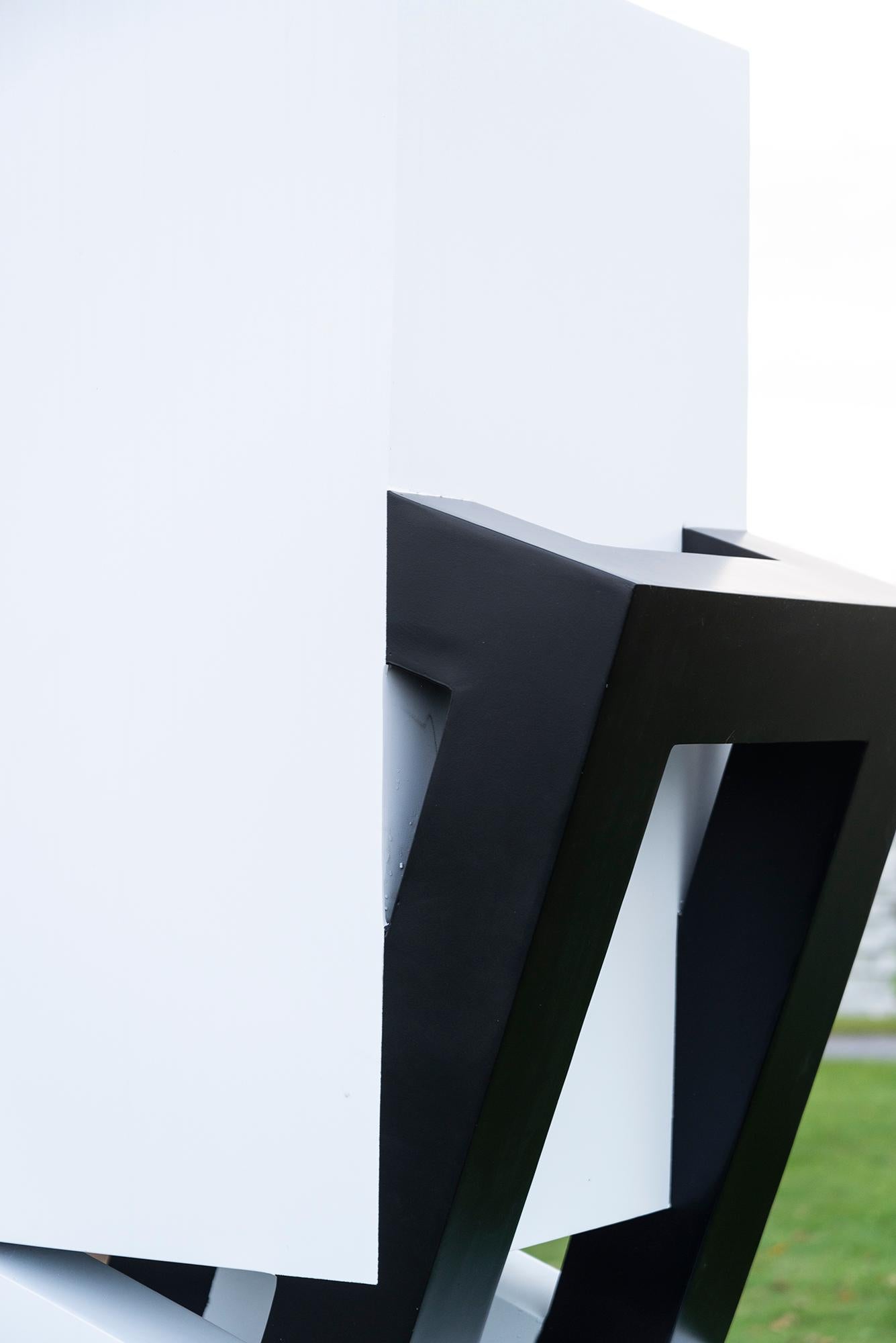 Paradox - negra, blanca, interior/exterior, contemporánea, escultura de acero inoxidable en venta 5