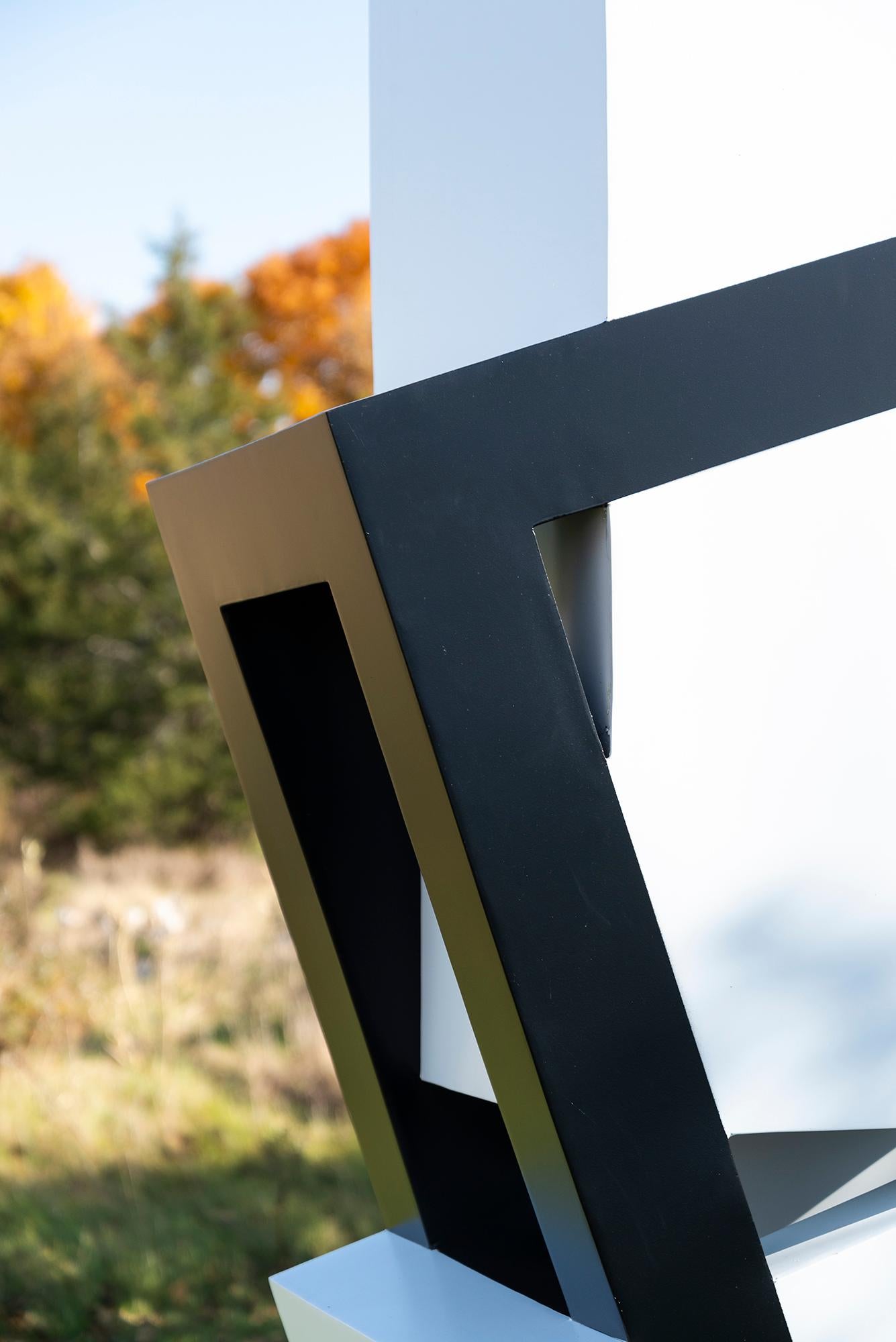 Paradox - negra, blanca, interior/exterior, contemporánea, escultura de acero inoxidable - Sculpture Geométrico abstracto de Ferhat Özgür Görel