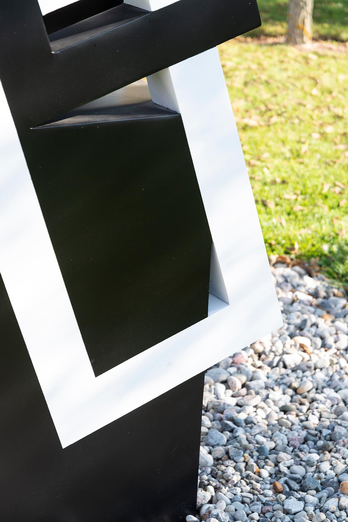 Esta escultura abstracta, que puede instalarse en interiores o exteriores, está pintada en un llamativo blanco y negro. Está forjado a mano en acero por Ferhat Özgür Görel. Una serie de grandes rectángulos se apilan, unos en vertical y otros en