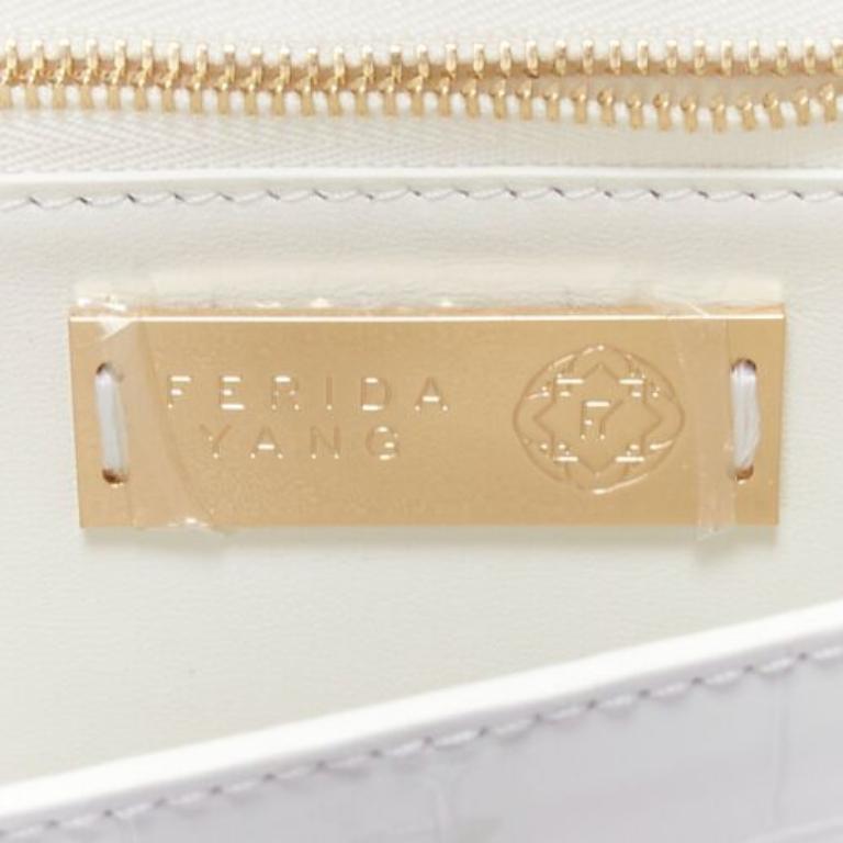 FERIDA YANG Pochette à long rabat sur mesure en cuir écaillé blanc mat avec boucle dorée en vente 5