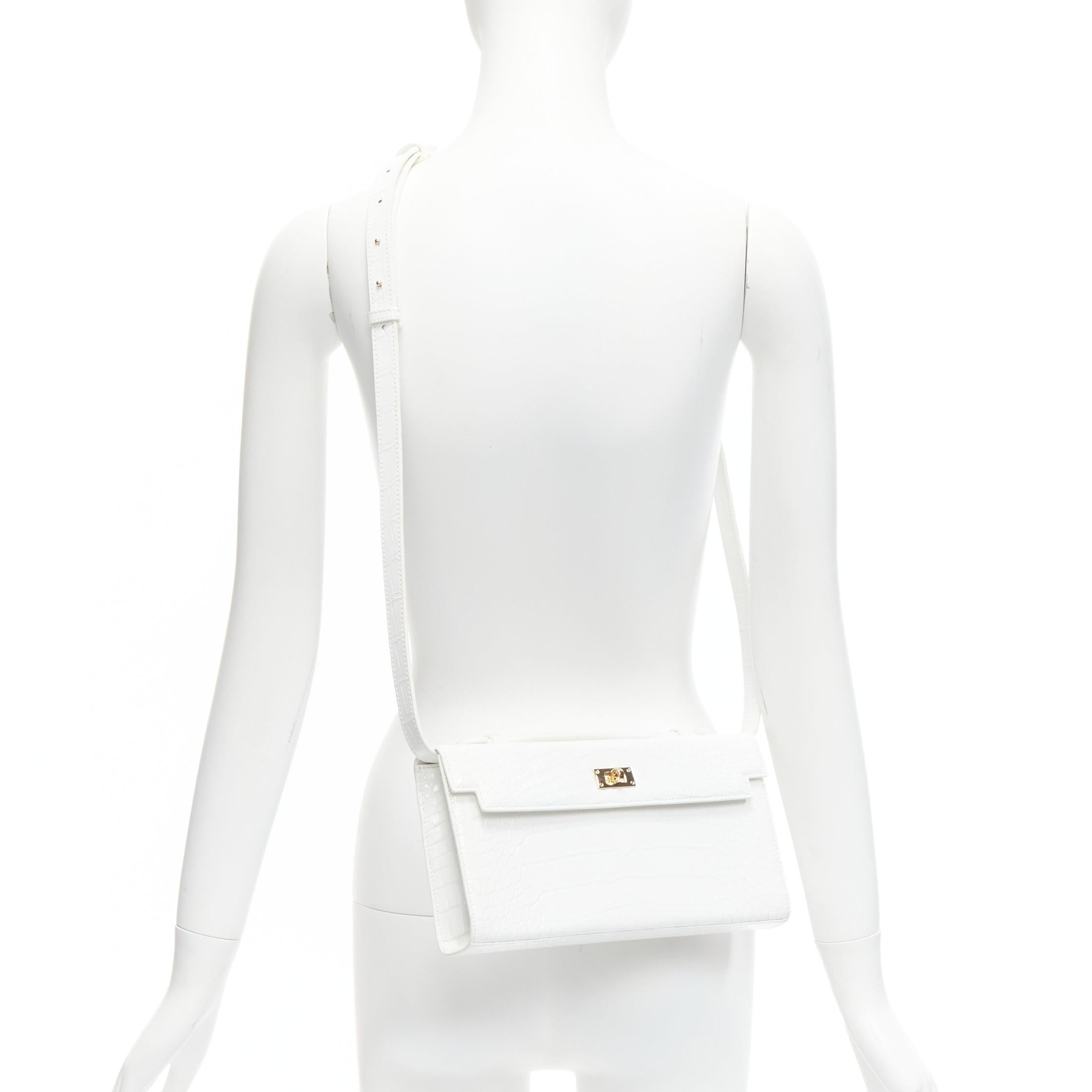 FERIDA YANG Bespoke white matte scaled leather gold buckle long flap clutch
Reference: LNKO/A02223
Brand: Ferida Yang
Collection: Bespoke
Material: Leather
Color: White, Gold
Pattern: Animal Print
Closure: Turnlock
Lining: White Leather
Extra