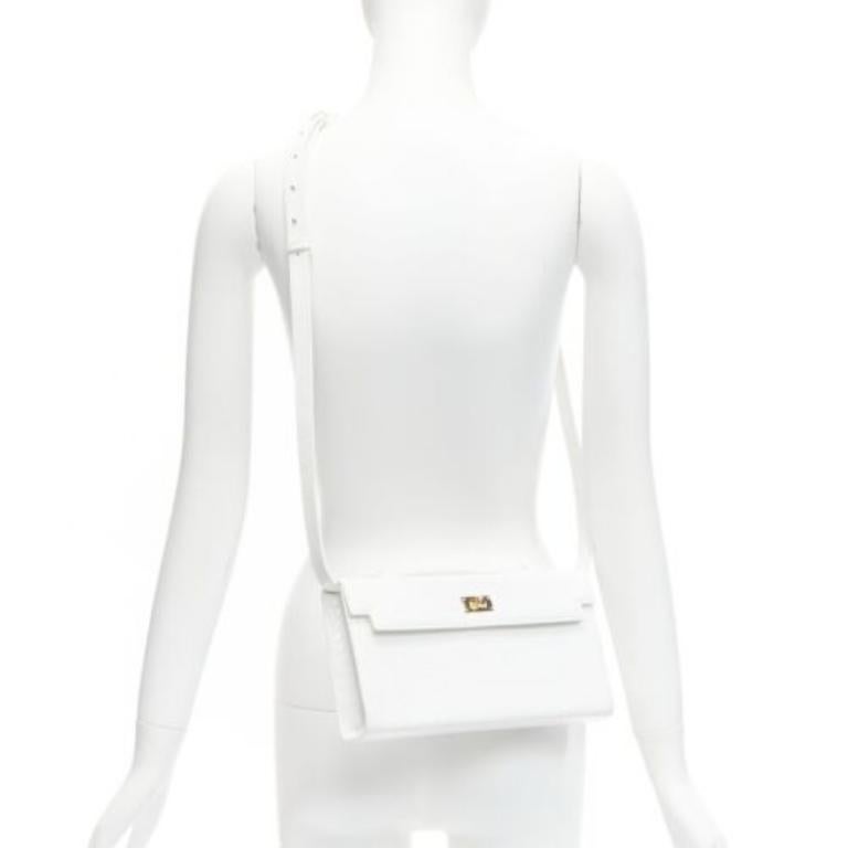 FERIDA YANG Pochette à long rabat sur mesure en cuir écaillé blanc mat avec boucle dorée
Référence : LNKO/A02223
Marque : Ferida Yang
Collectional : Sur mesure
MATERIAL : Cuir
Couleur : Whiting, Gold
Motif : Imprimé animal
Fermeture :