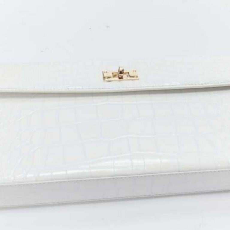 FERIDA YANG Pochette à long rabat sur mesure en cuir écaillé blanc mat avec boucle dorée en vente 2