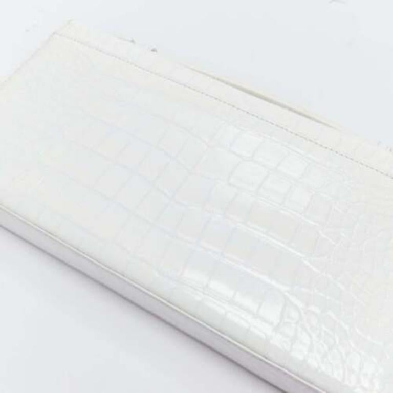 FERIDA YANG Pochette à long rabat sur mesure en cuir écaillé blanc mat avec boucle dorée en vente 3