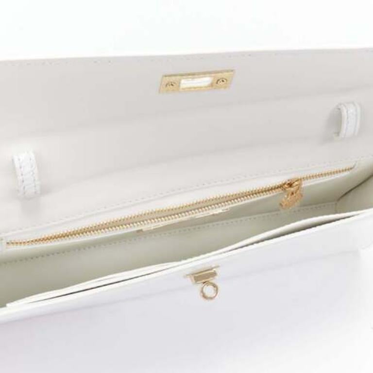 FERIDA YANG Pochette à long rabat sur mesure en cuir écaillé blanc mat avec boucle dorée en vente 4