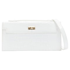 FERIDA YANG Maßgeschneiderte lange Klappe/Clutch aus weißem, mattem, mattem Leder mit goldener Schnalle