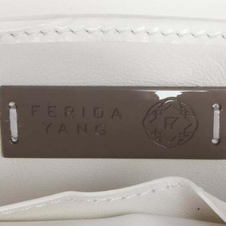 FERIDA YANG Sac à bandoulière ovale en cuir écaillé blanc mat en vente 6