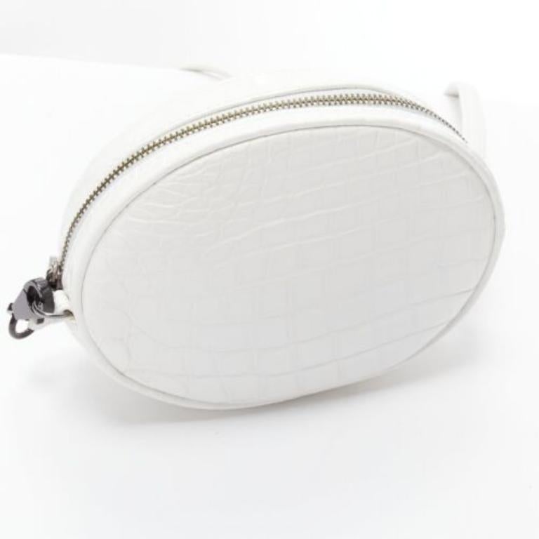 FERIDA YANG Sac à bandoulière ovale en cuir écaillé blanc mat en vente 2