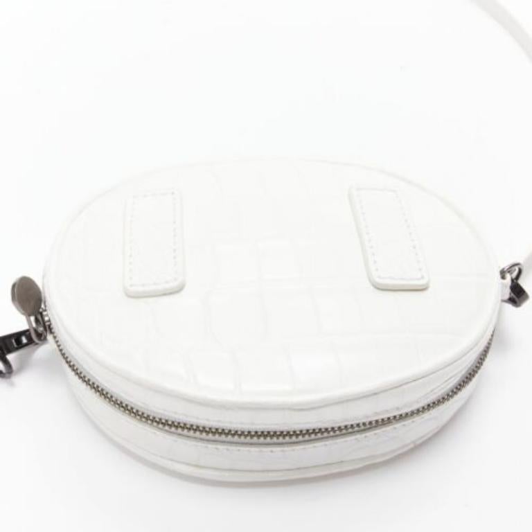 FERIDA YANG Sac à bandoulière ovale en cuir écaillé blanc mat en vente 3