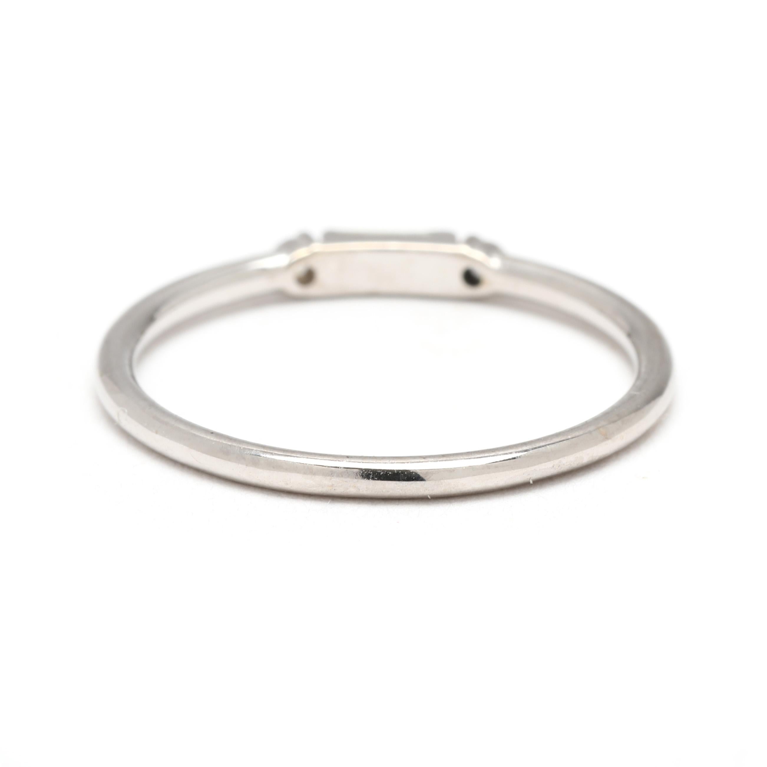 Taille baguette Ferkos Bague péridot et diamant, or blanc 14k, taille 4.75 en vente