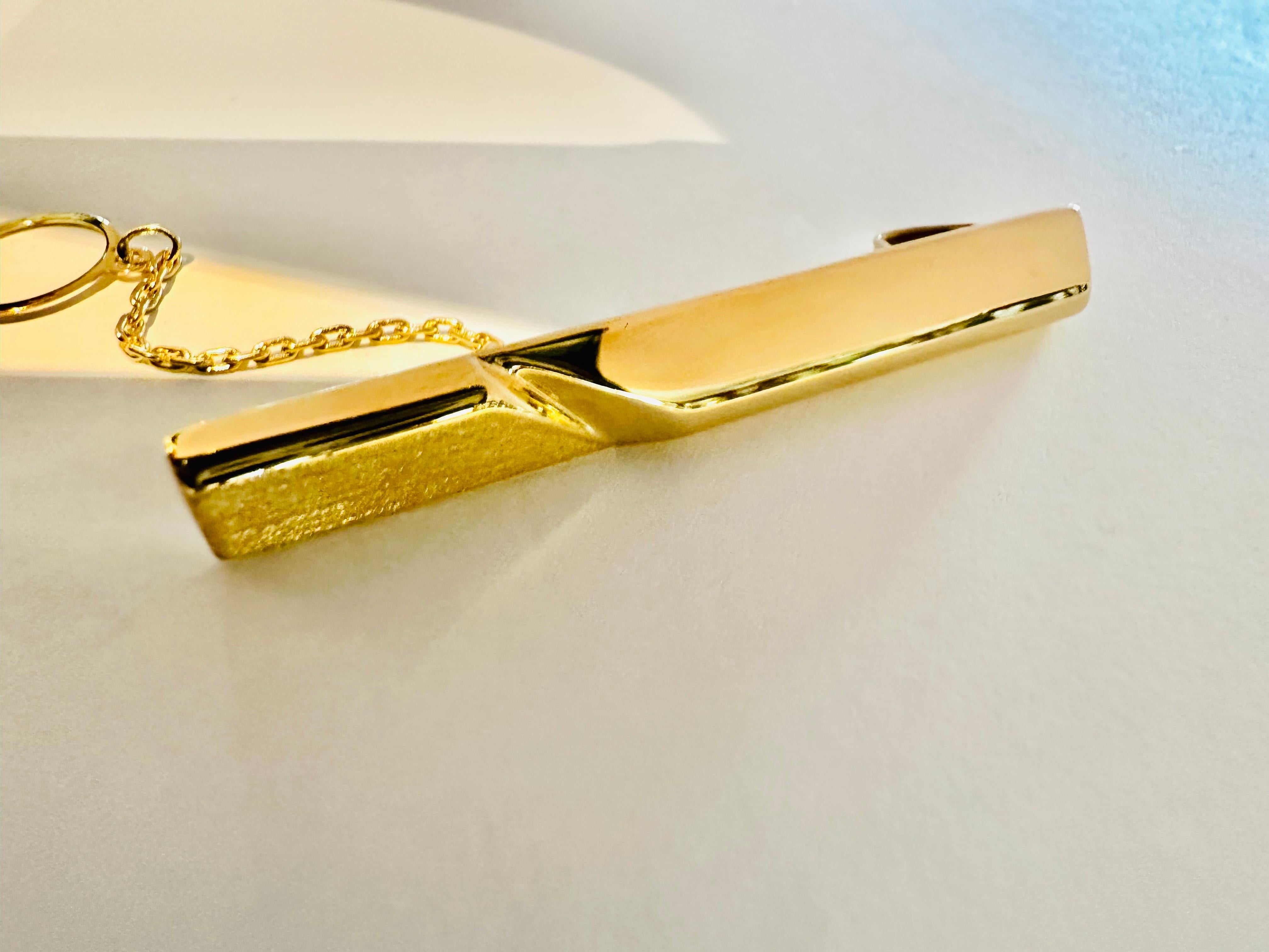 Diese Krawattenklammer aus 18-karätigem Gold, die Raffinesse und Funktionalität vereint, ist ein Meisterwerk der Handwerkskunst Made in Italy. Seine klaren, modernen Linien werden durch eine Kombination aus polierten und satinierten Oberflächen