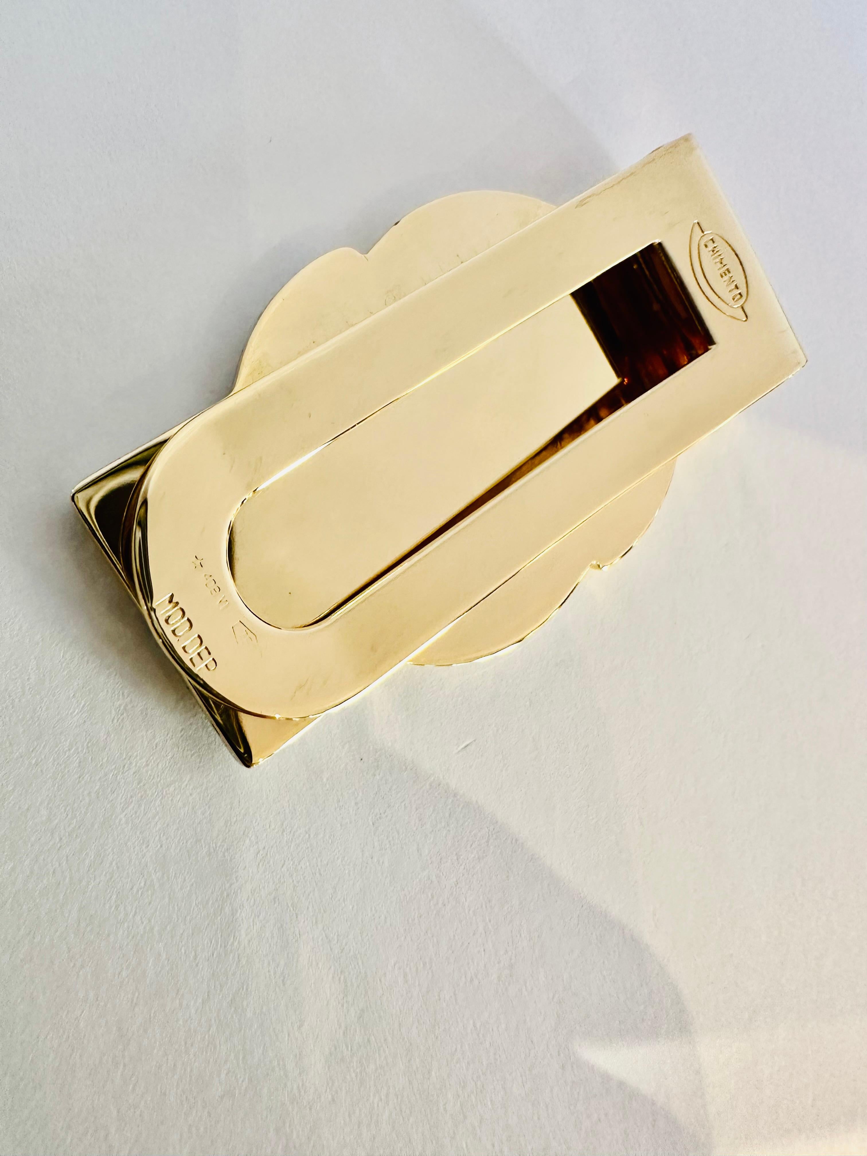 Un capolavoro di design e artigianalità, questo ferma soldi Chimento in oro 18kt è il perfetto equilibrio tra estetica e funzionalità. Realizzato in una raffinata combinazione di oro giallo, e bainco, il suo design intrecciato evoca armonia e