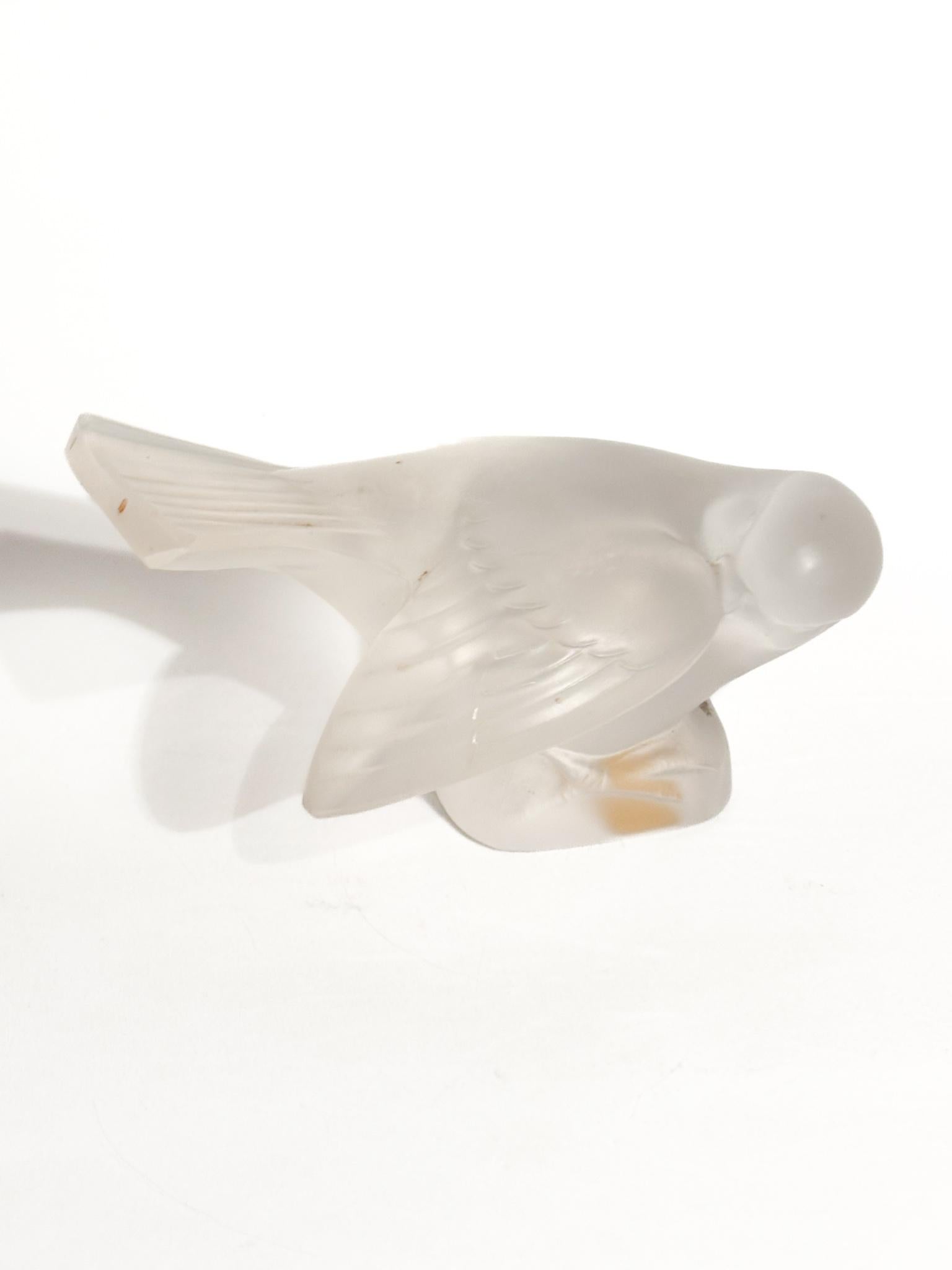 Fermacarte a forma di passero in cristallo satinato di Lalique, realizzato negli anni '50

Ø cm 12 Ø cm 7 h cm 7

I cristalli di Lalique  nascono dall'idea di René Lalique, gioielliere e vetraio francese. 

Nel corso della sua carriera collaborò con