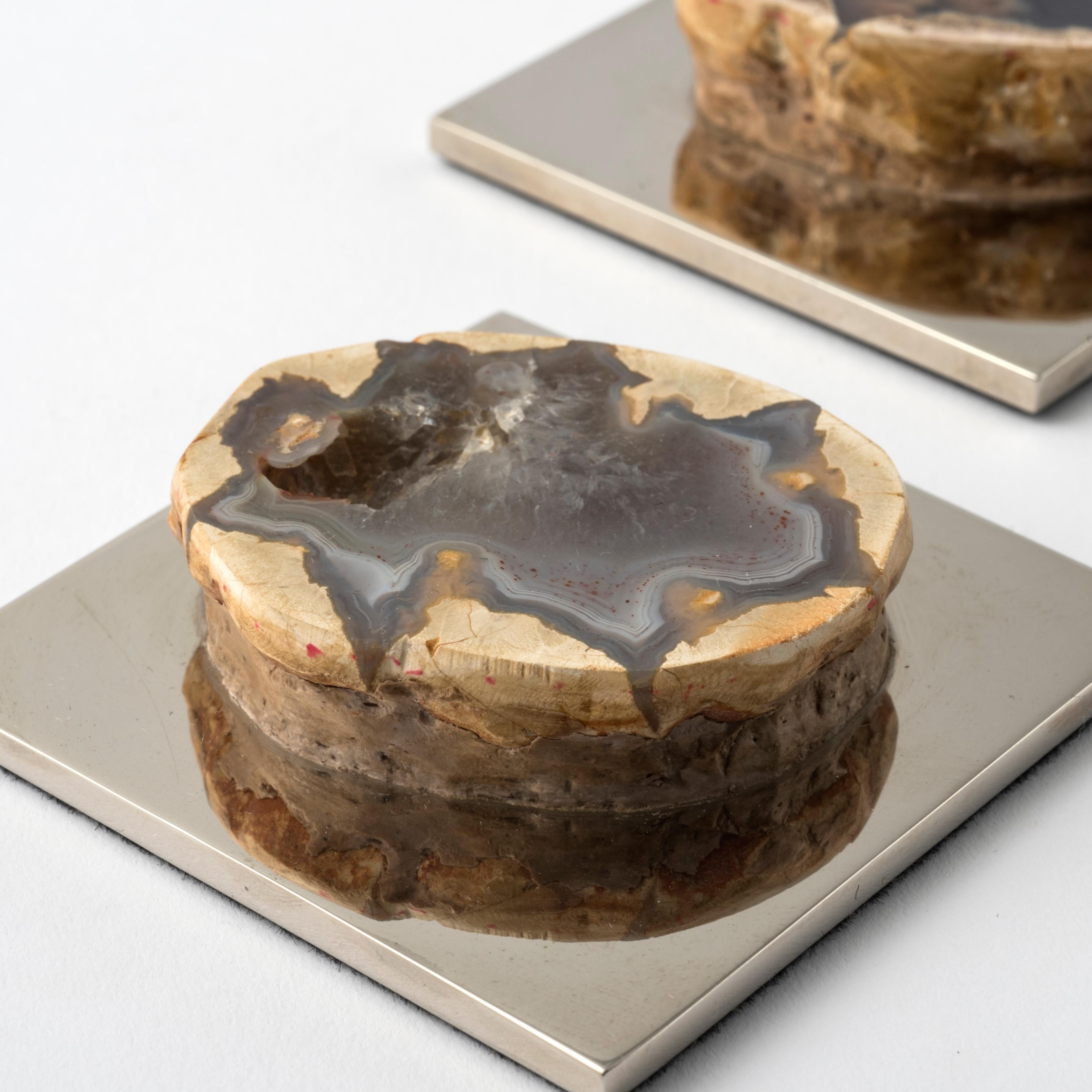 Blauer natürlicher Achat Geode Briefbeschwerer  auf einem Sockel aus poliertem, vernickeltem Messing (Moderne) im Angebot