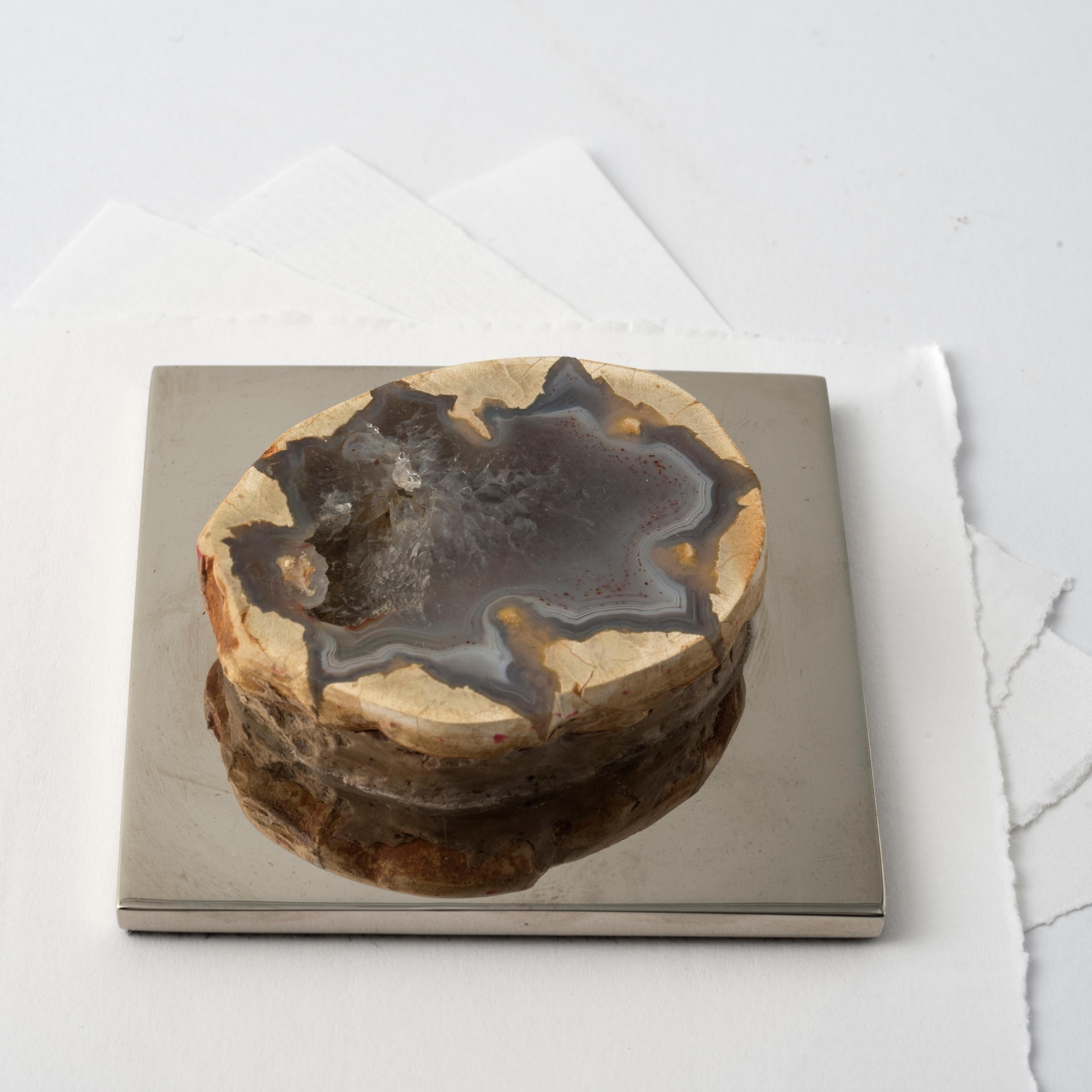 Blauer natürlicher Achat Geode Briefbeschwerer  auf einem Sockel aus poliertem, vernickeltem Messing (Italian) im Angebot