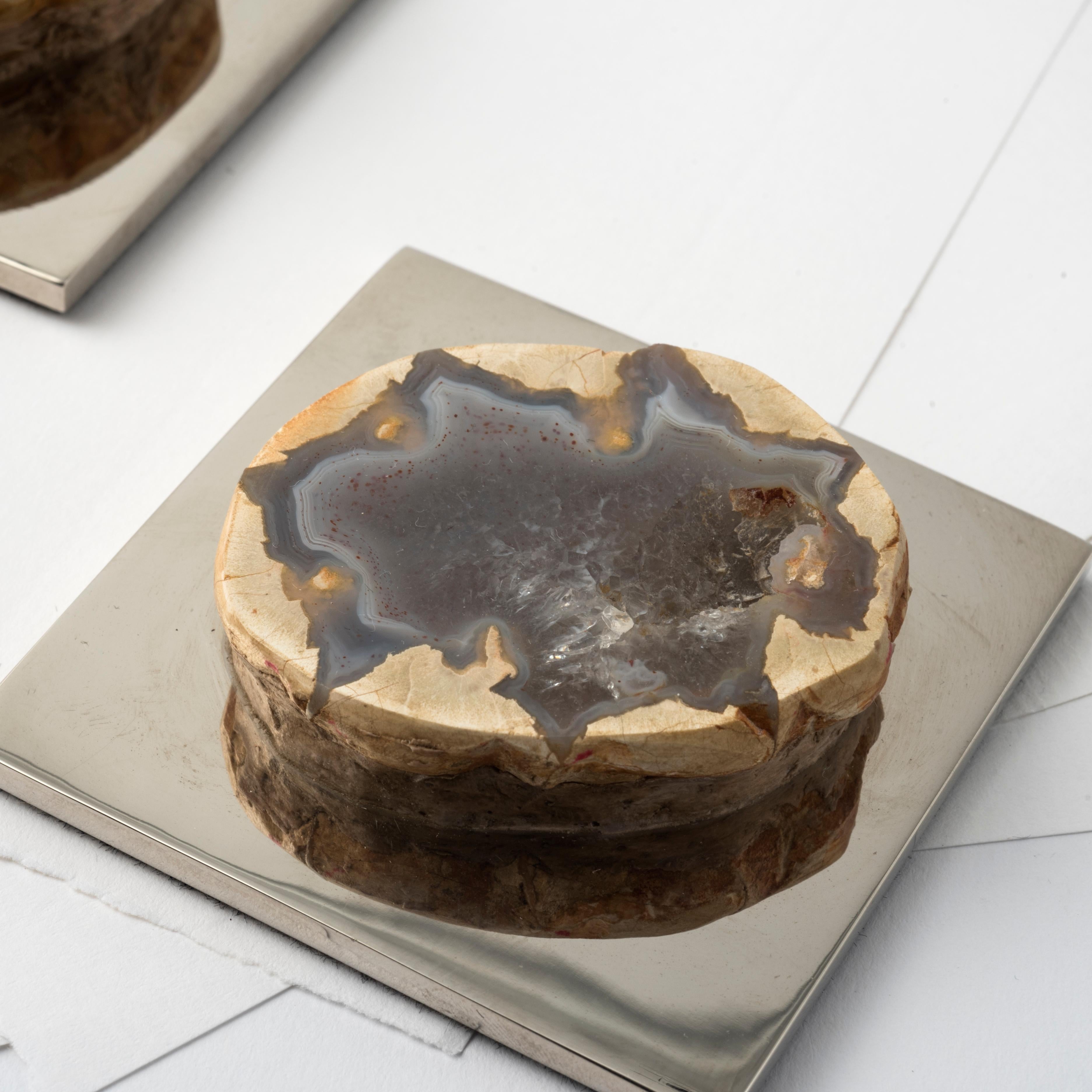 Blauer natürlicher Achat Geode Briefbeschwerer  auf einem Sockel aus poliertem, vernickeltem Messing (Handgefertigt) im Angebot