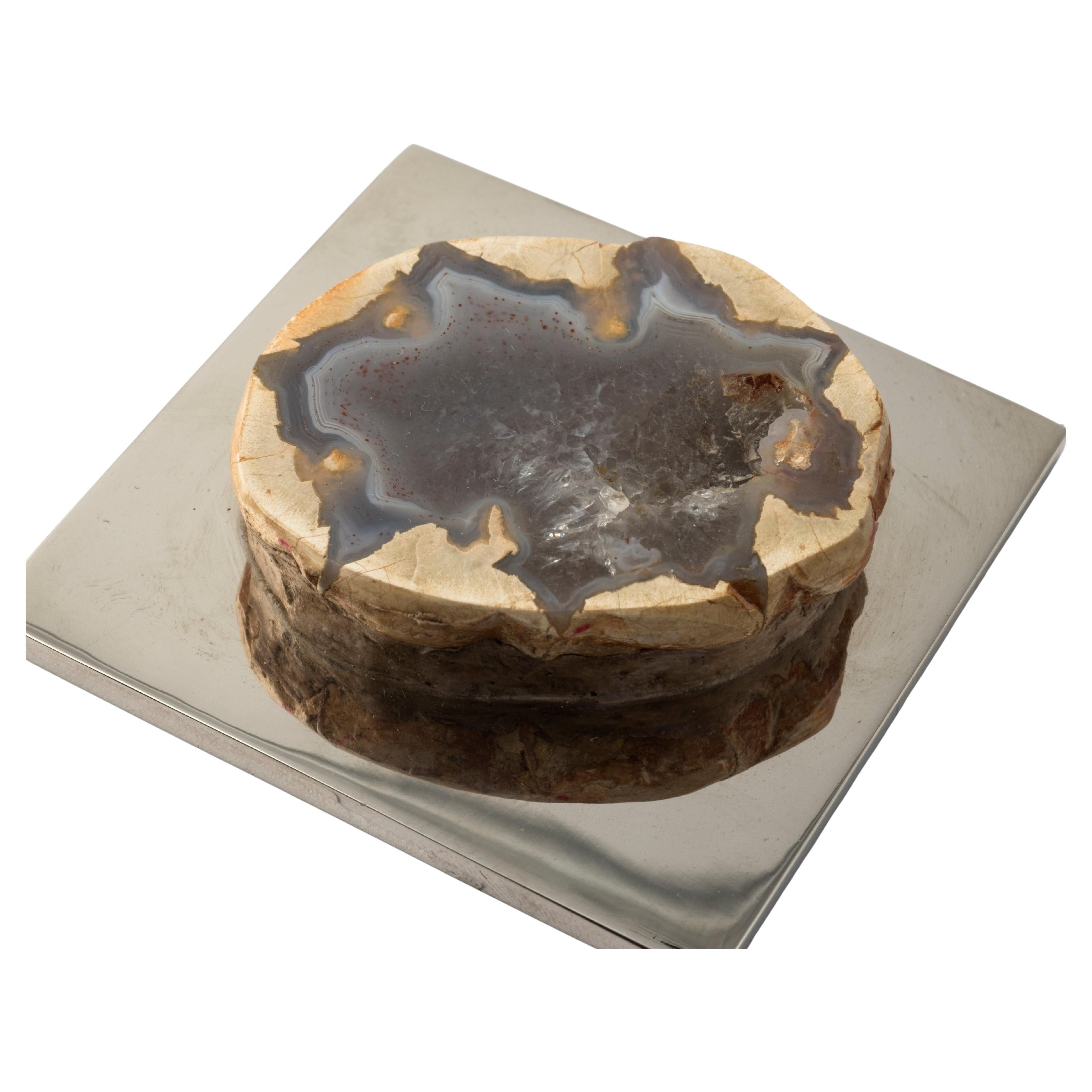 Presse-papier en géode d'agate naturelle bleue  sur un socle en laiton nickelé poli