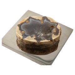 Presse-papier en géode d'agate naturelle bleue  sur un socle en laiton nickelé poli