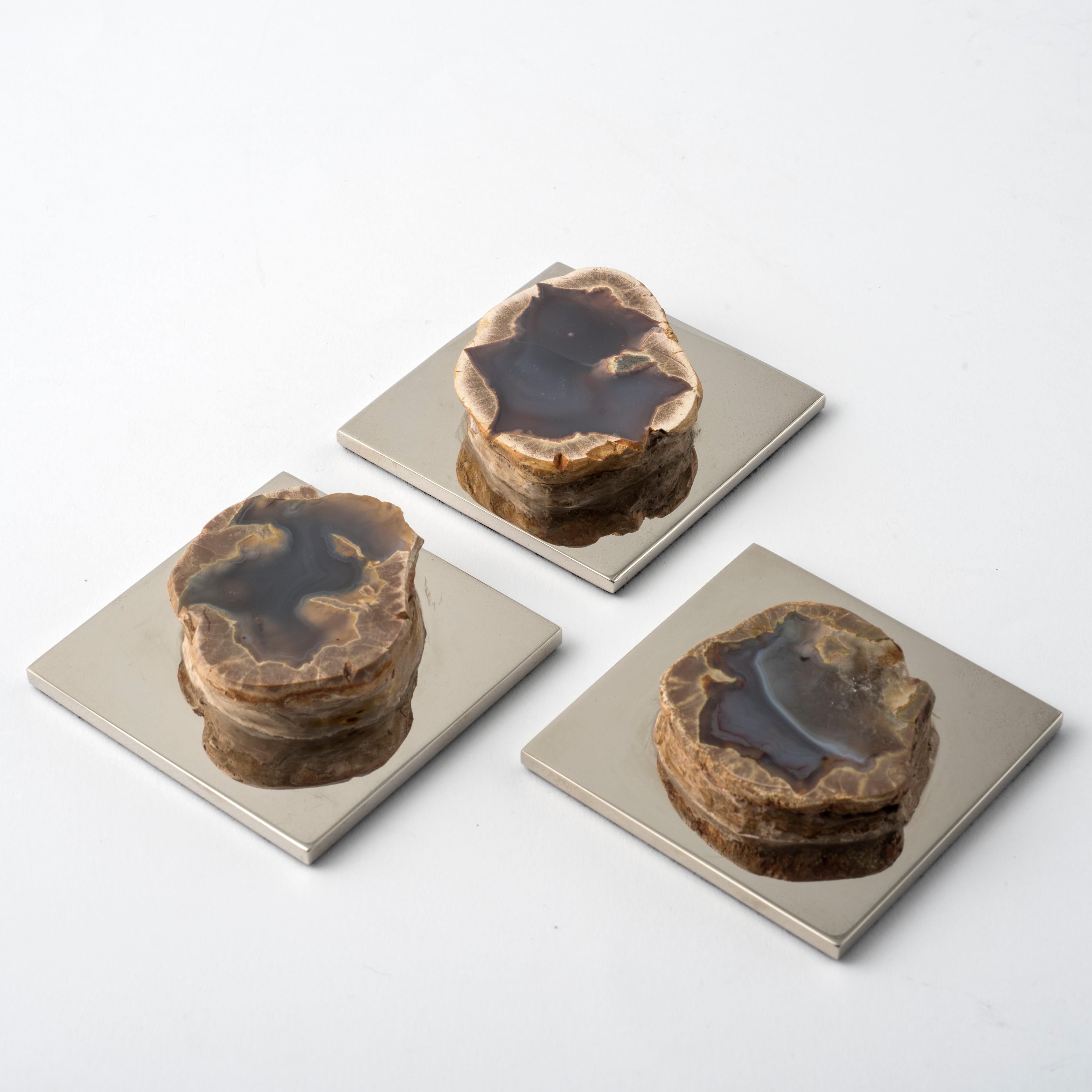 Italian Presse-papier en géode d'agate bleue naturelle  sur socle en laiton nickelé en vente
