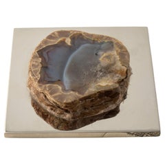 Presse-papier en géode d'agate bleue naturelle  sur socle en laiton nickelé