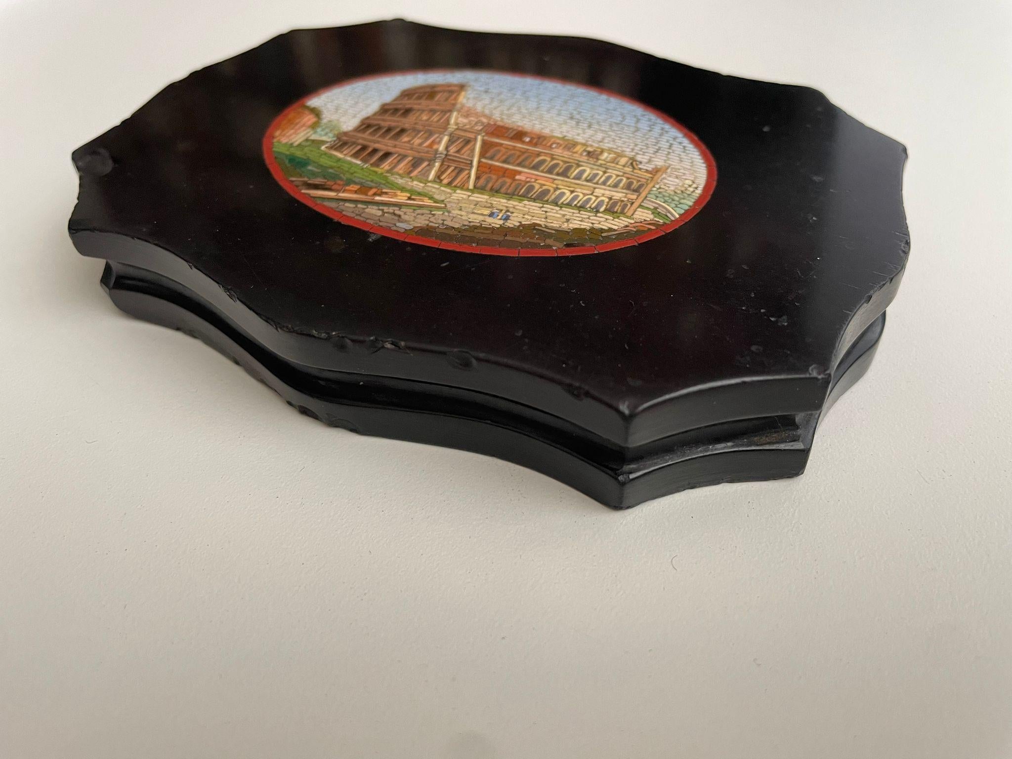 Black marble paperweight with micromosaic of Colosseum Rome souvenir Grand Tour For Sale 3