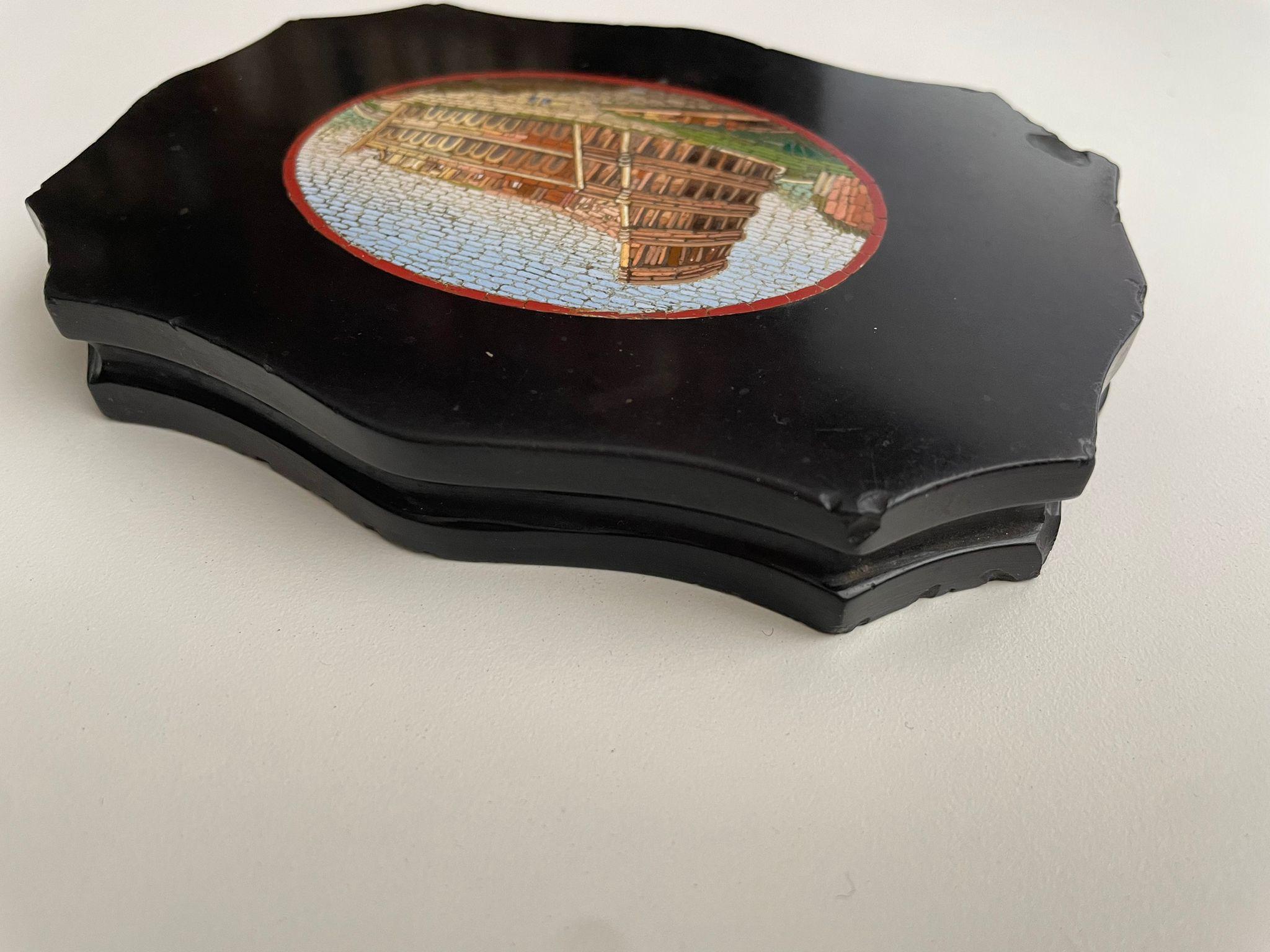 Black marble paperweight with micromosaic of Colosseum Rome souvenir Grand Tour For Sale 4