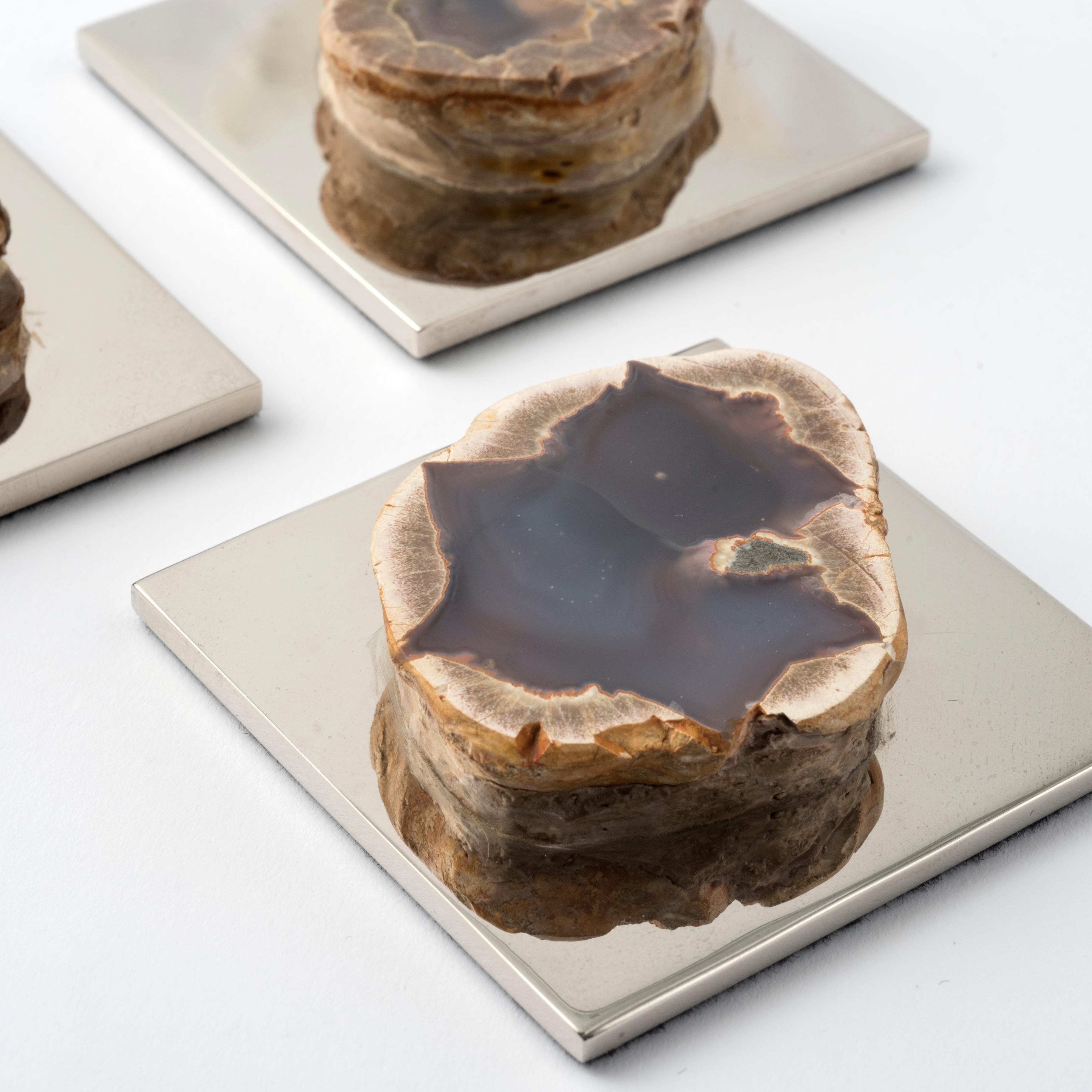 Briefbeschwerer aus vernickeltem Messing und blauer Achatgeode - Fossiline Kollektion (Moderne) im Angebot