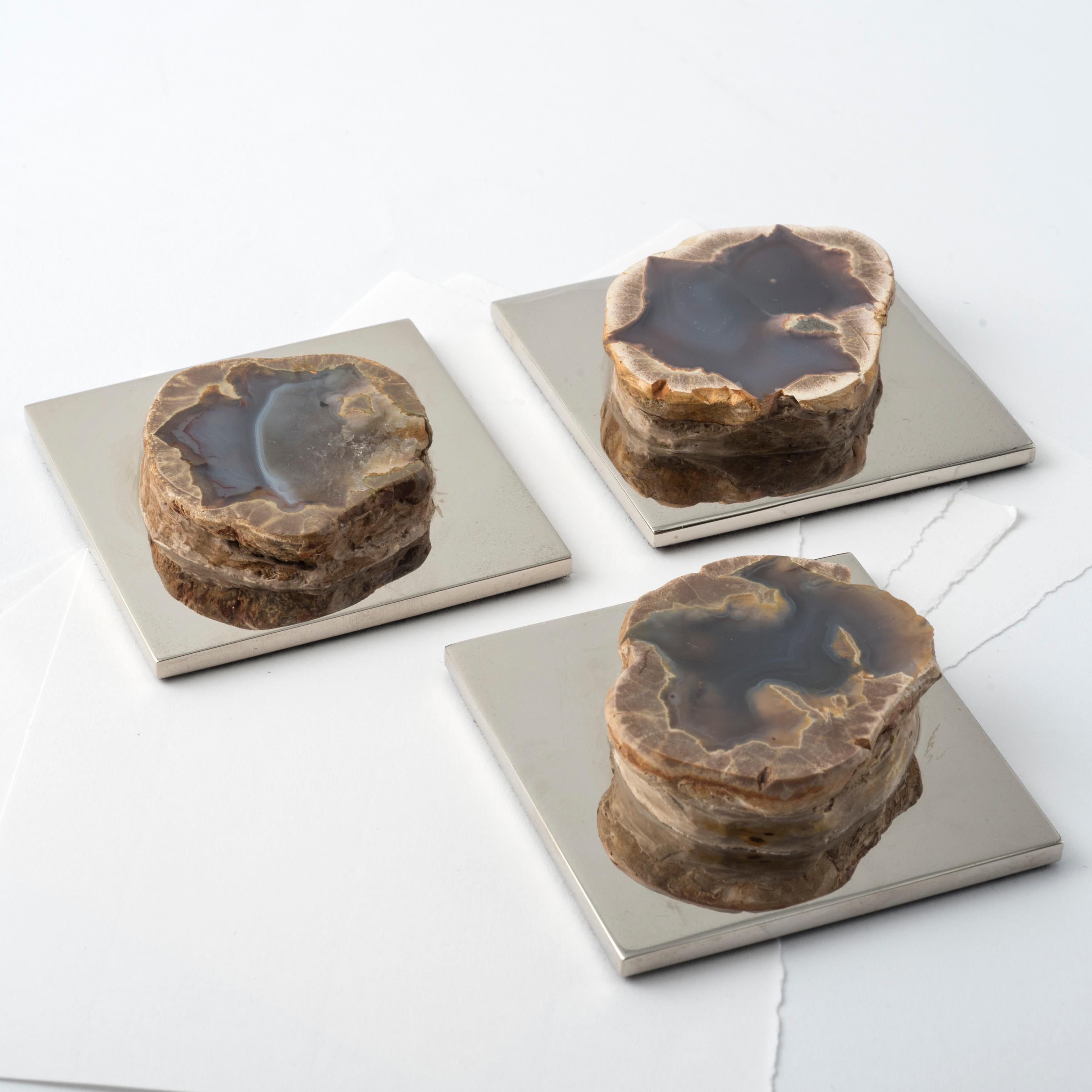 Briefbeschwerer aus vernickeltem Messing und blauer Achatgeode - Fossiline Kollektion (Handgefertigt) im Angebot