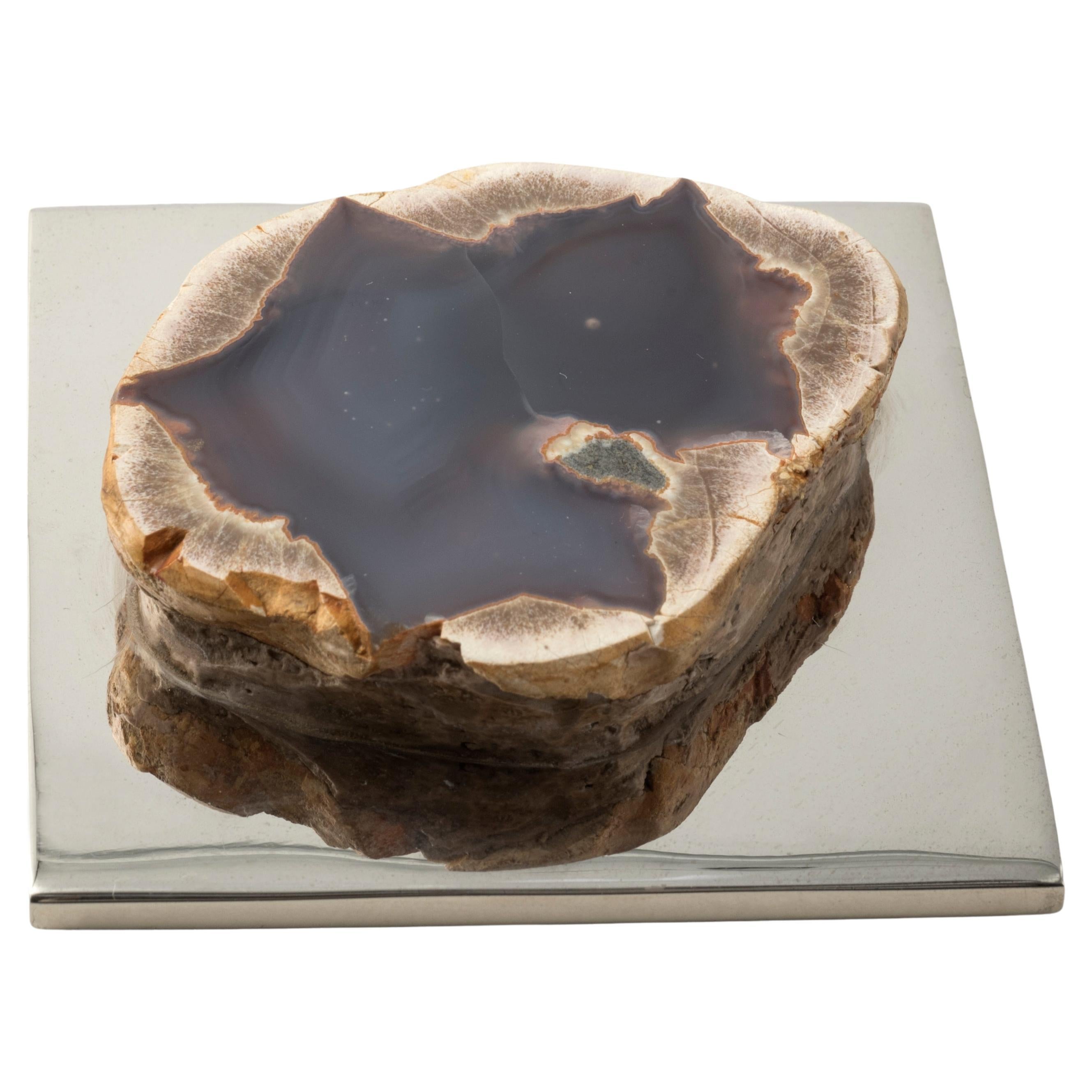 Presse-papier en laiton nickelé et géode d'agate bleue - Collection Fossiline