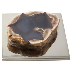 Presse-papier en laiton nickelé et géode d'agate bleue - Collection Fossiline