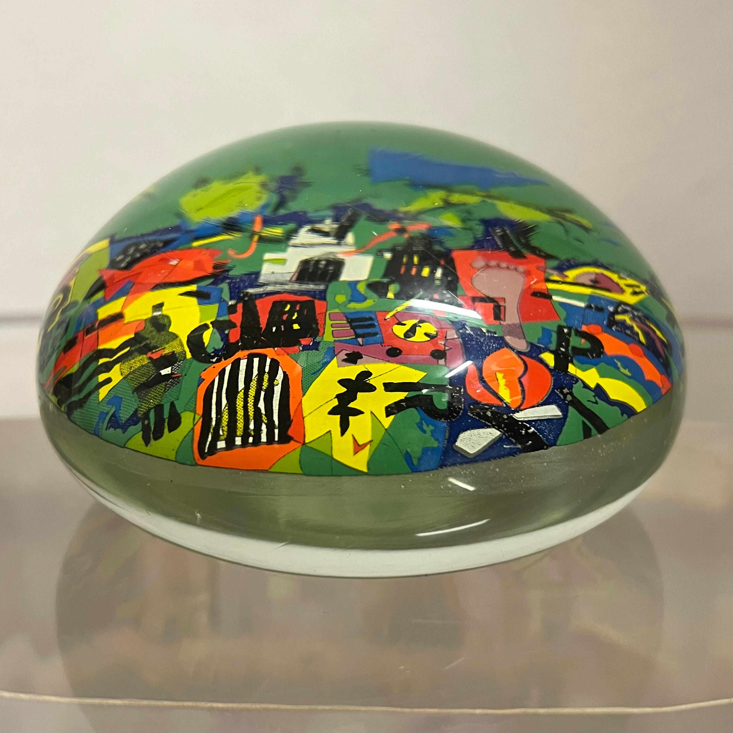 Ferme artistique originale, dessinée par Ugo Nespolo et produite en série limitée à 100 exemplaires, fabriqués par l'auteur.
Réalisé en vetro di Murano, avec scatola et garanzia originali.
Esemplare 47 di 100.
Il soggetto rappresenta un paesaggio