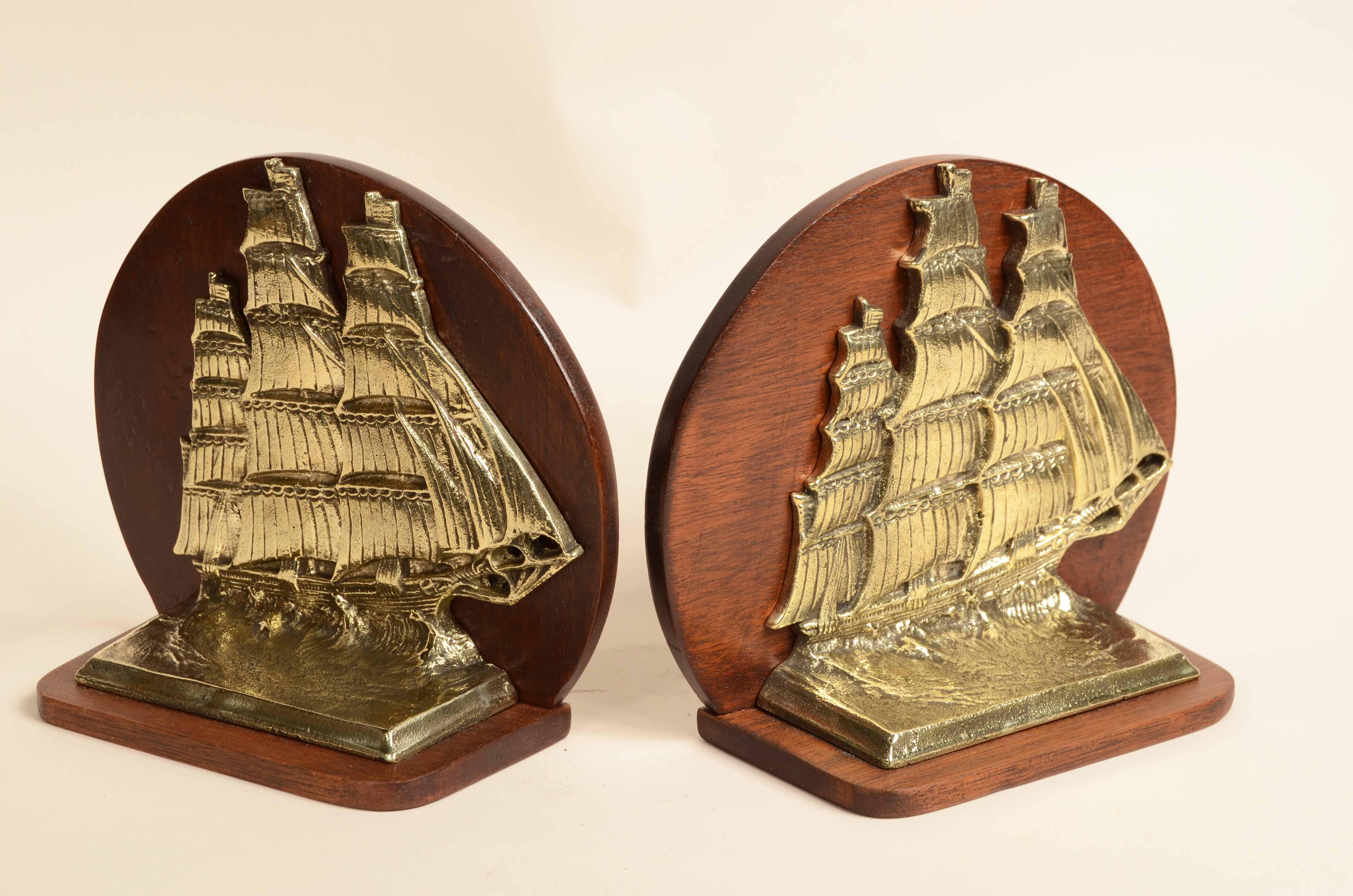 Pareja de sujetalibros, fundidos en bronce, que representan un bergantín inglés en el mar, donde el  velas desplegadas entre las olas y montadas sobre una base de madera de caoba. Fabricación inglesa de principios del siglo XX. 
Muy buen estado de