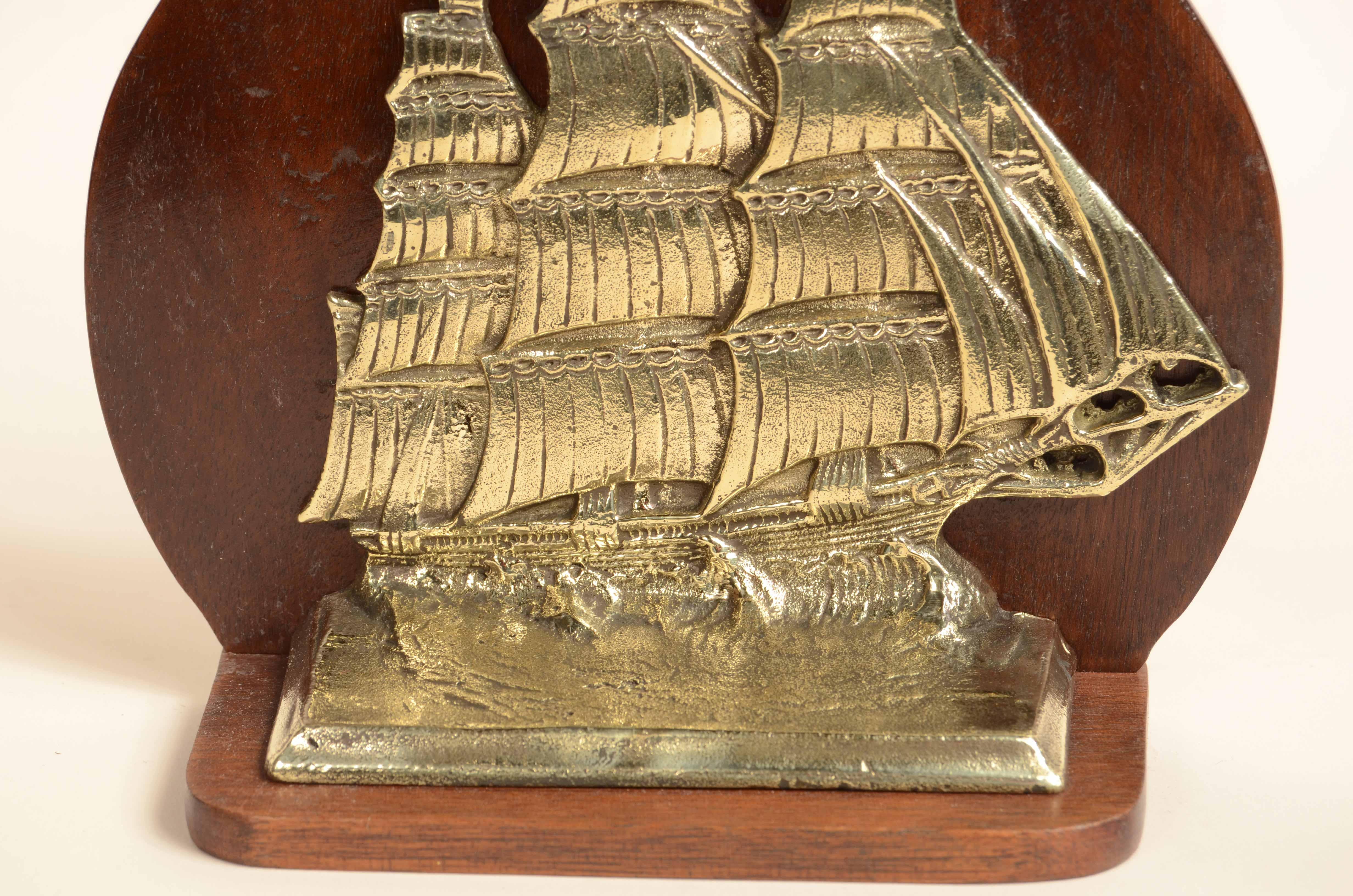 Sujetalibros de bronce fundido de principios del siglo XX que representa un bergantín inglés de pértiga Bronce en venta