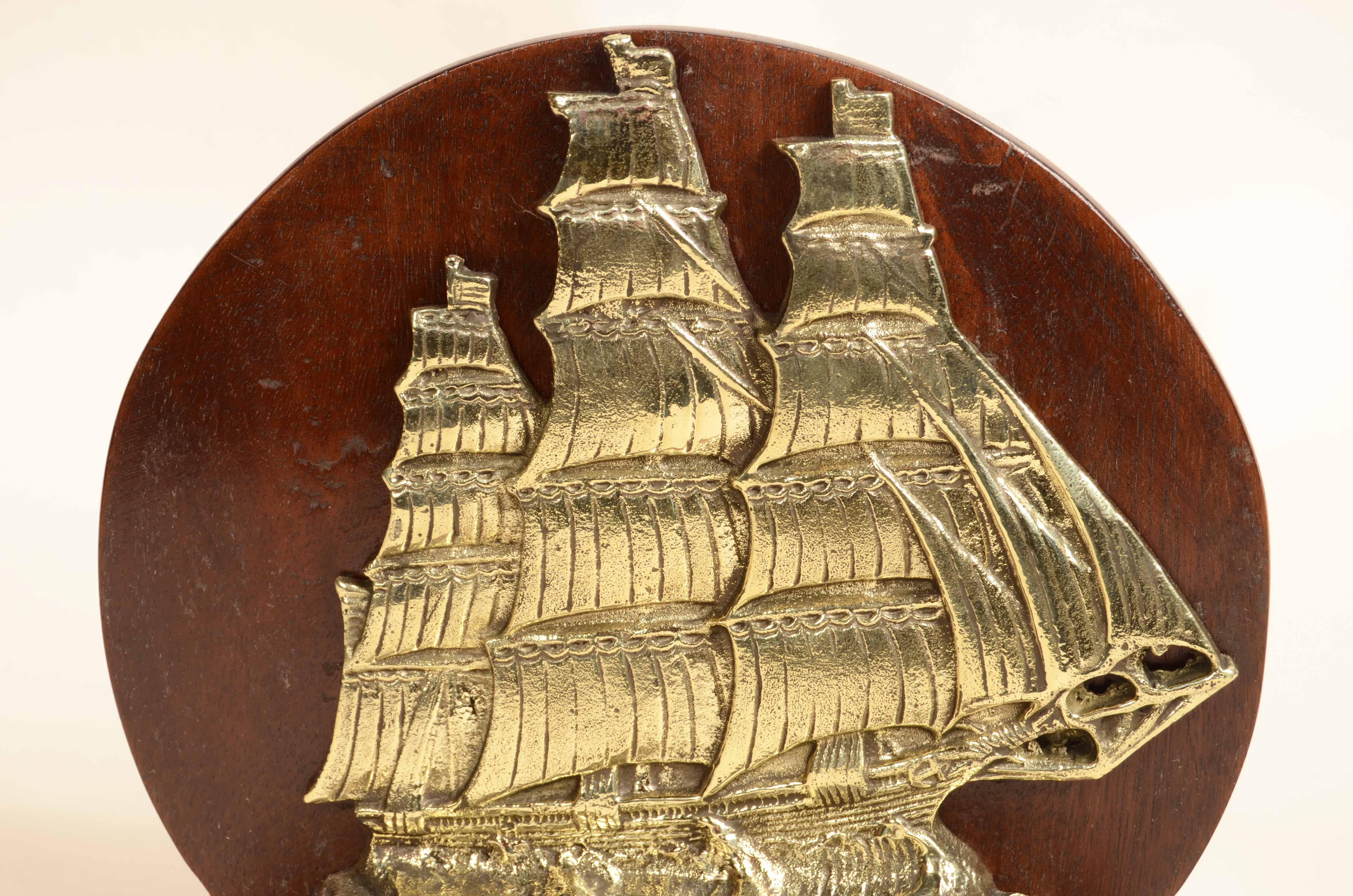 Sujetalibros de bronce fundido de principios del siglo XX que representa un bergantín inglés de pértiga en venta 1