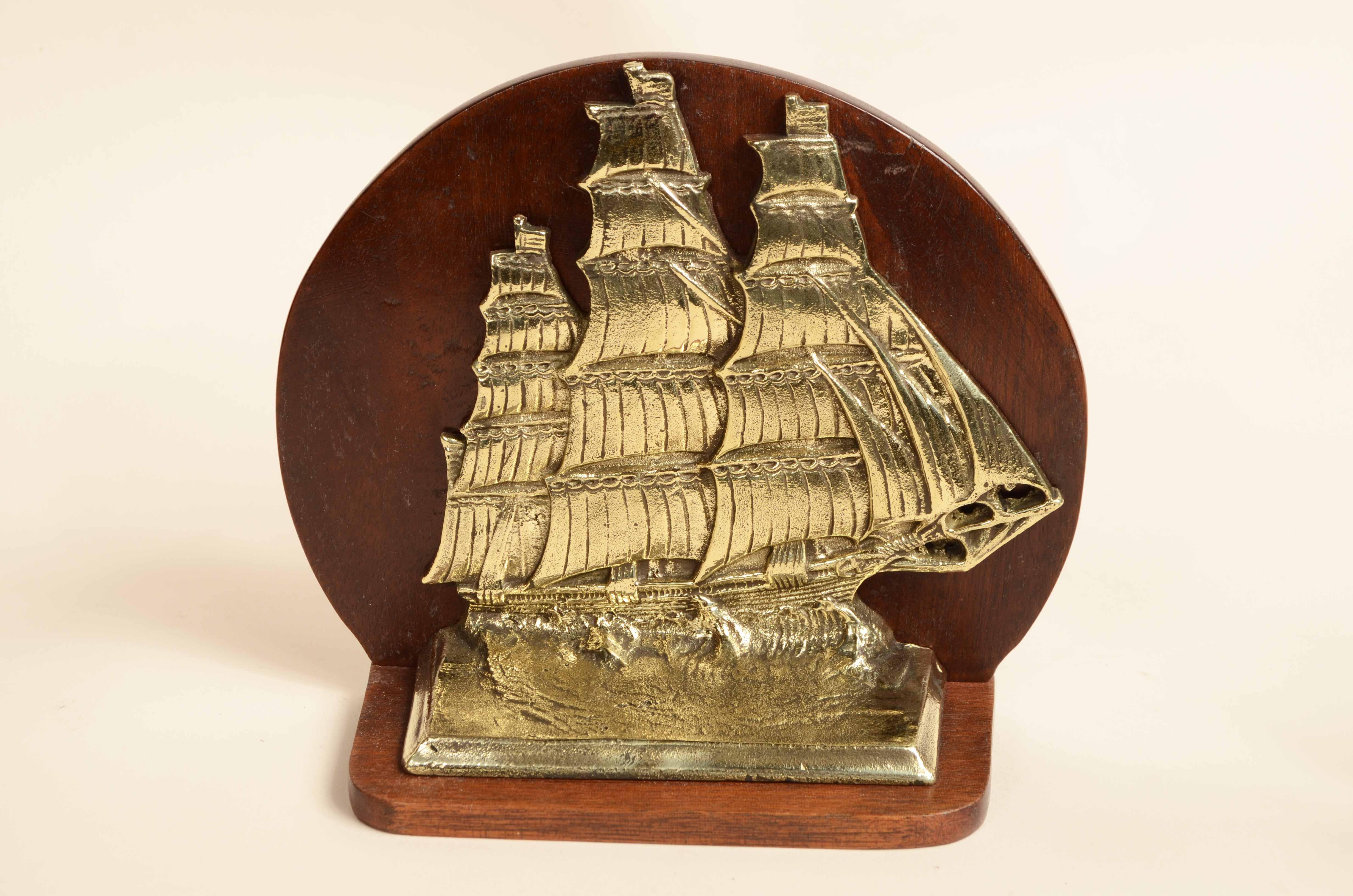Sujetalibros de bronce fundido de principios del siglo XX que representa un bergantín inglés de pértiga en venta 4