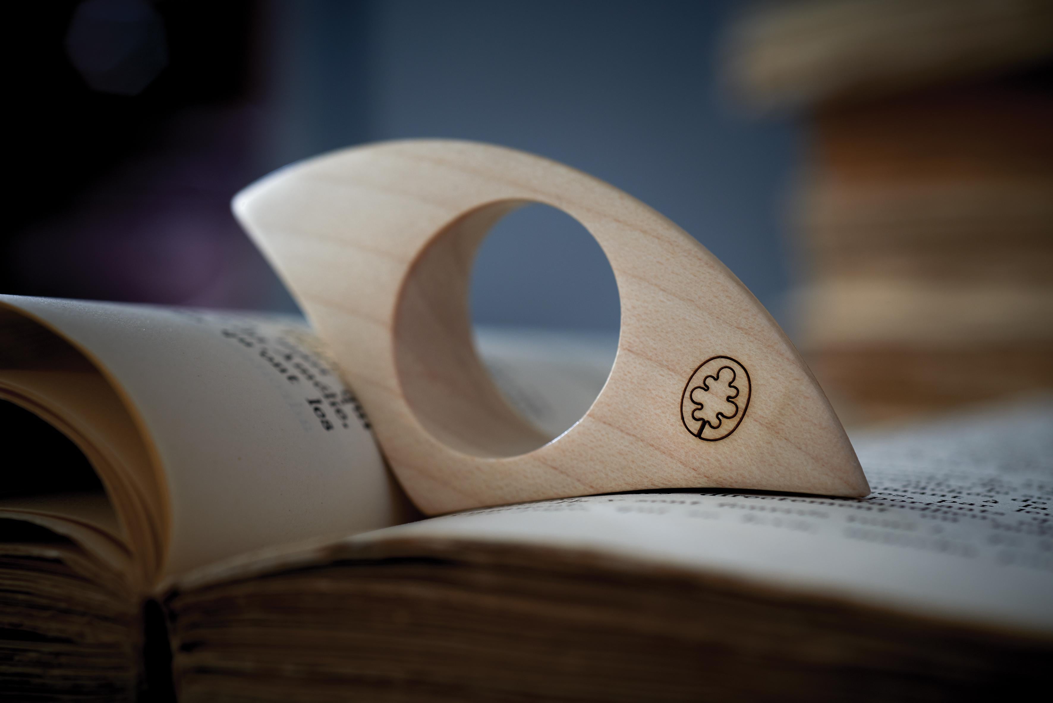 An object that celebrates a love for books and the personal nature of the relationship between the page and its reader. Combining the practical function of a bookrest and the timeless symbolism of a ring, the Fermapagina combines simplicity and an