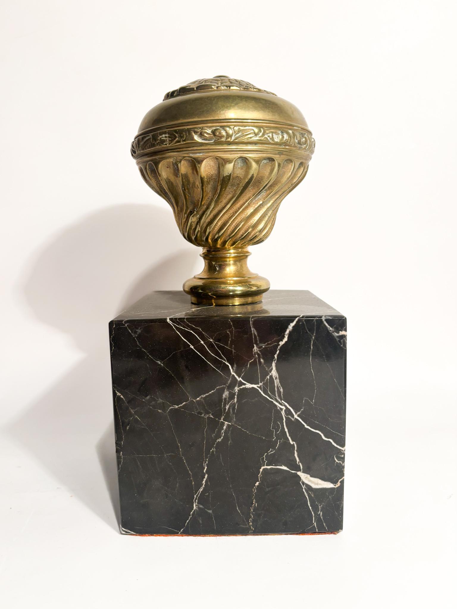 Tope de puerta de mármol negro y bronce, fabricado en los años 50

Ø cm 12 h cm 25