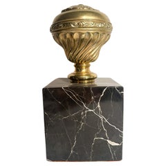 Tope de puerta de mármol negro y bronce de los años 50